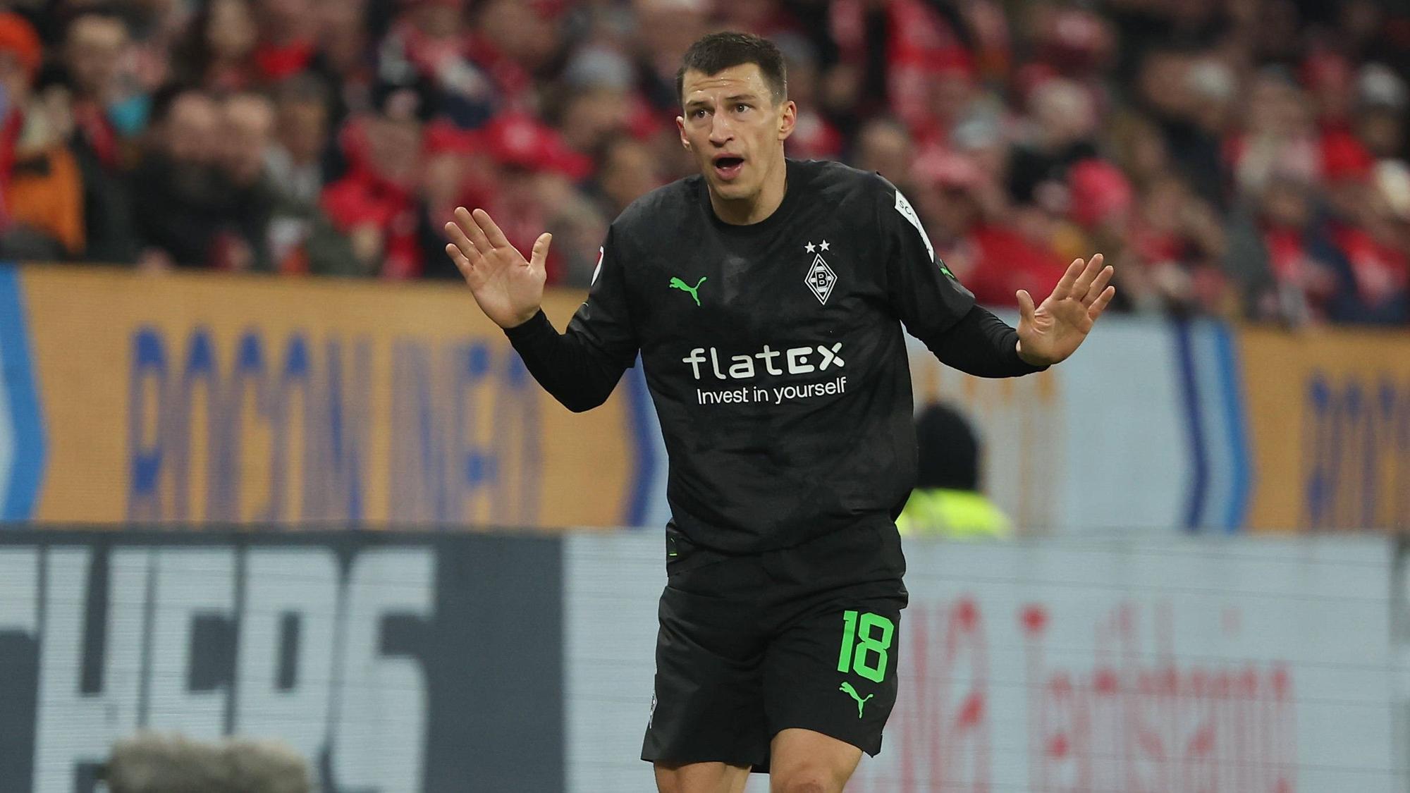 Stefan Lainer spielt im Trikot von Borussia Mönchengladbach am 24. Februar 2023 das Bundesliga-Spiel beim FSV Mainz 05 und schaut während des Spiels erschrocken. Zudem gestikuliert er mit beiden Armen.