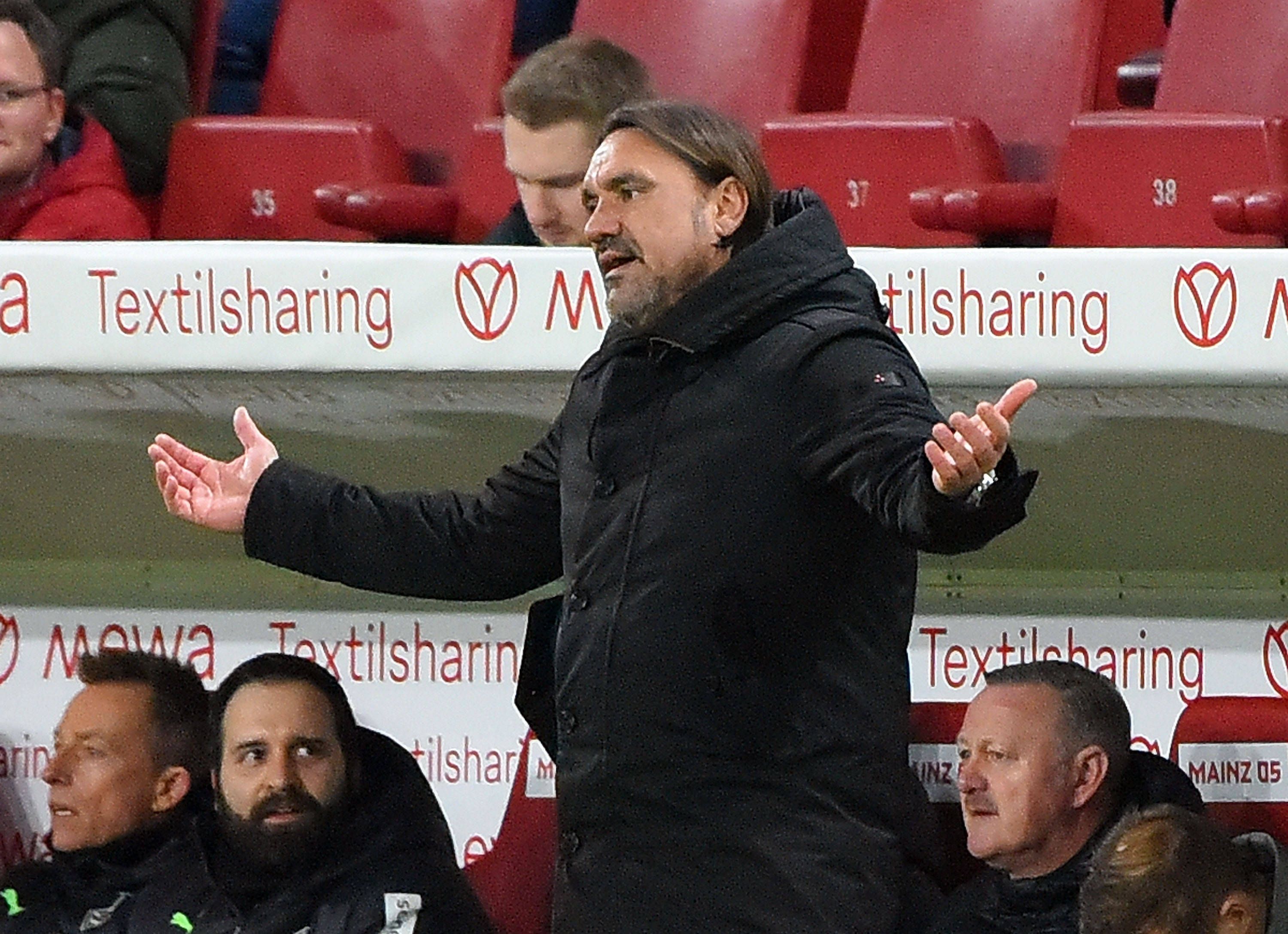 Daniel Farke, Trainer von Borussia Mönchengladbach, macht während des Bundesliga-Spiels in Mainz am 24. Februar 2023 eine fragende Geste in seiner Coaching-Zone und streckt seine beiden Arme zur Seite.