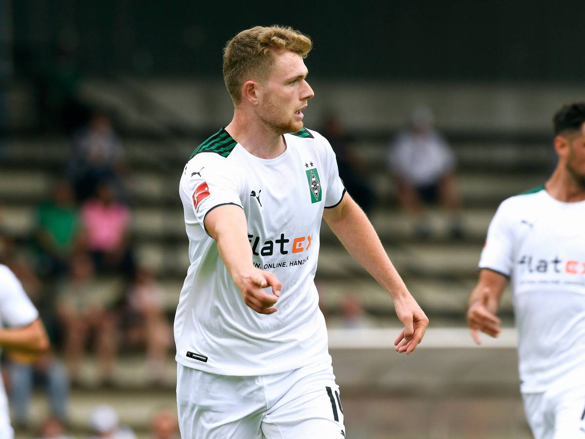Steffen Meuer spielt am 10. Juli 2021 im Trikot von Borussia Mönchengladbach bei einem Testspiel der Profis gegen Viktoria Köln. Das Foto zeigt Meuer im weißen Gladbach-Heimtrikot, er macht eine Zeige-Bewegung mit dem rechten Arm.