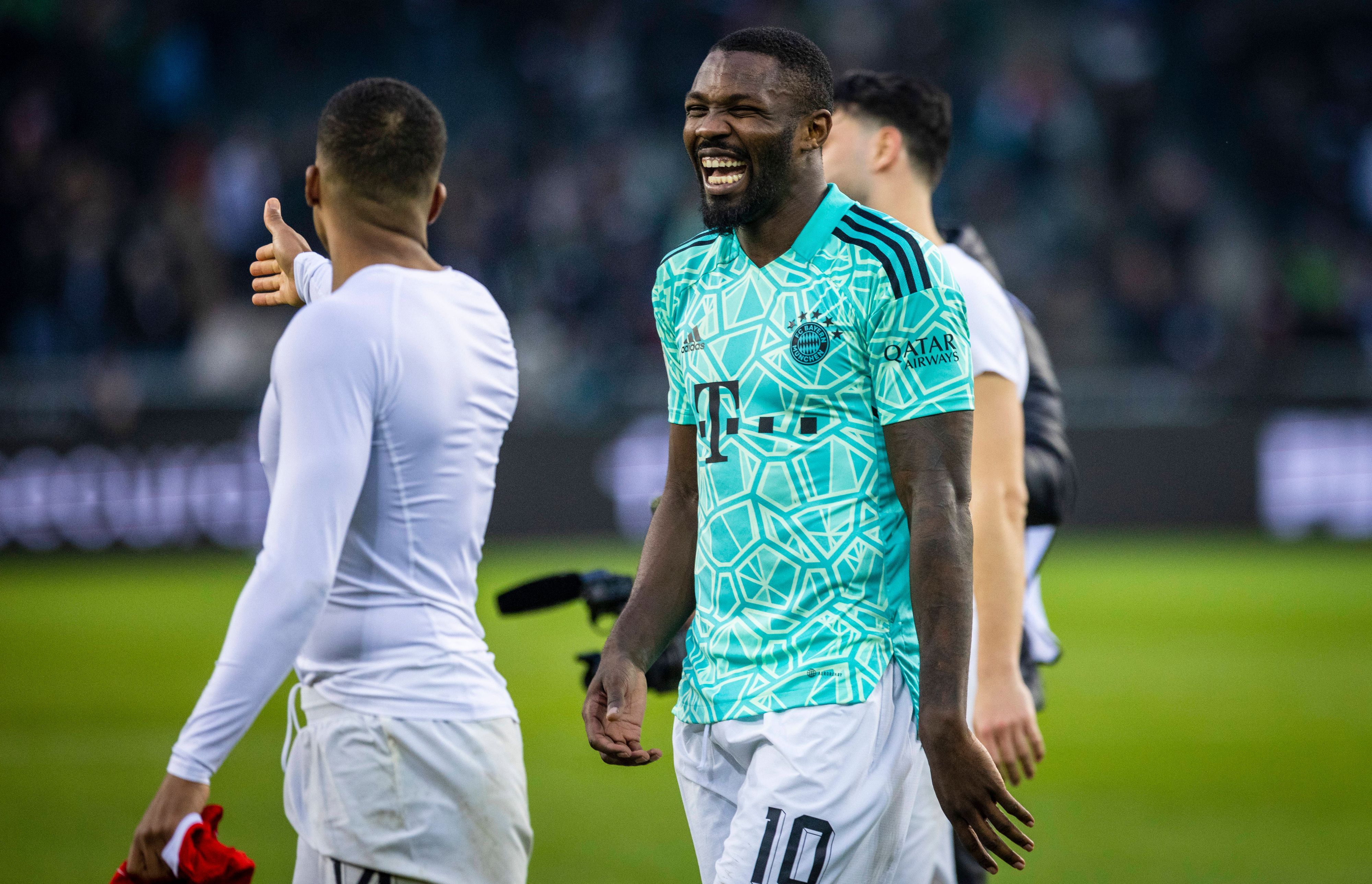 Marcus Thuram trägt am 18. Februar 2023 ein Trikot des FC Bayern München. Nach dem Spiel von Borussia Mönchengladbach gegen die Bayern läuft Thuram im Trikot von Yann Sommer über den Rasen im Borussia-Park und grinst.