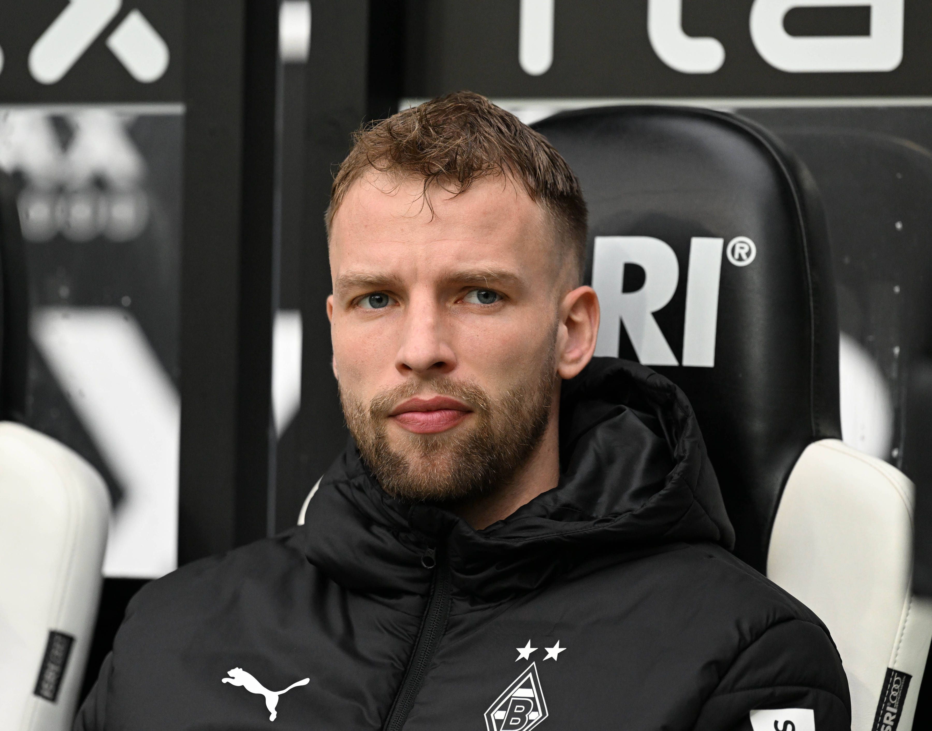 Marvin Friedrich sitzt vor dem Bundesliga-Spiel von Borussia Mönchengladbach gegen den FC Bayern München am 18. Februar 2023 auf der Ersatzbank im Borussia-Park.