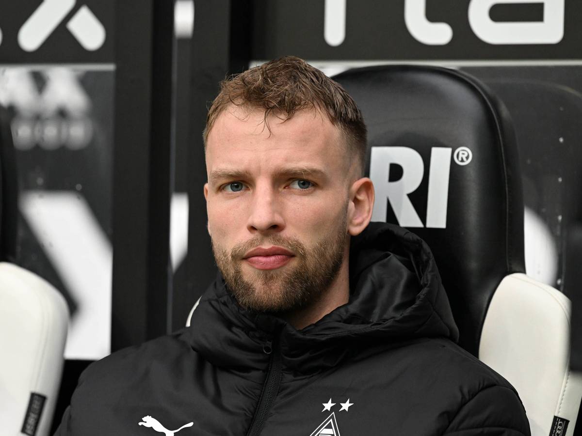 Marvin Friedrich sitzt vor dem Bundesliga-Spiel von Borussia Mönchengladbach gegen den FC Bayern München am 18. Februar 2023 auf der Ersatzbank im Borussia-Park.