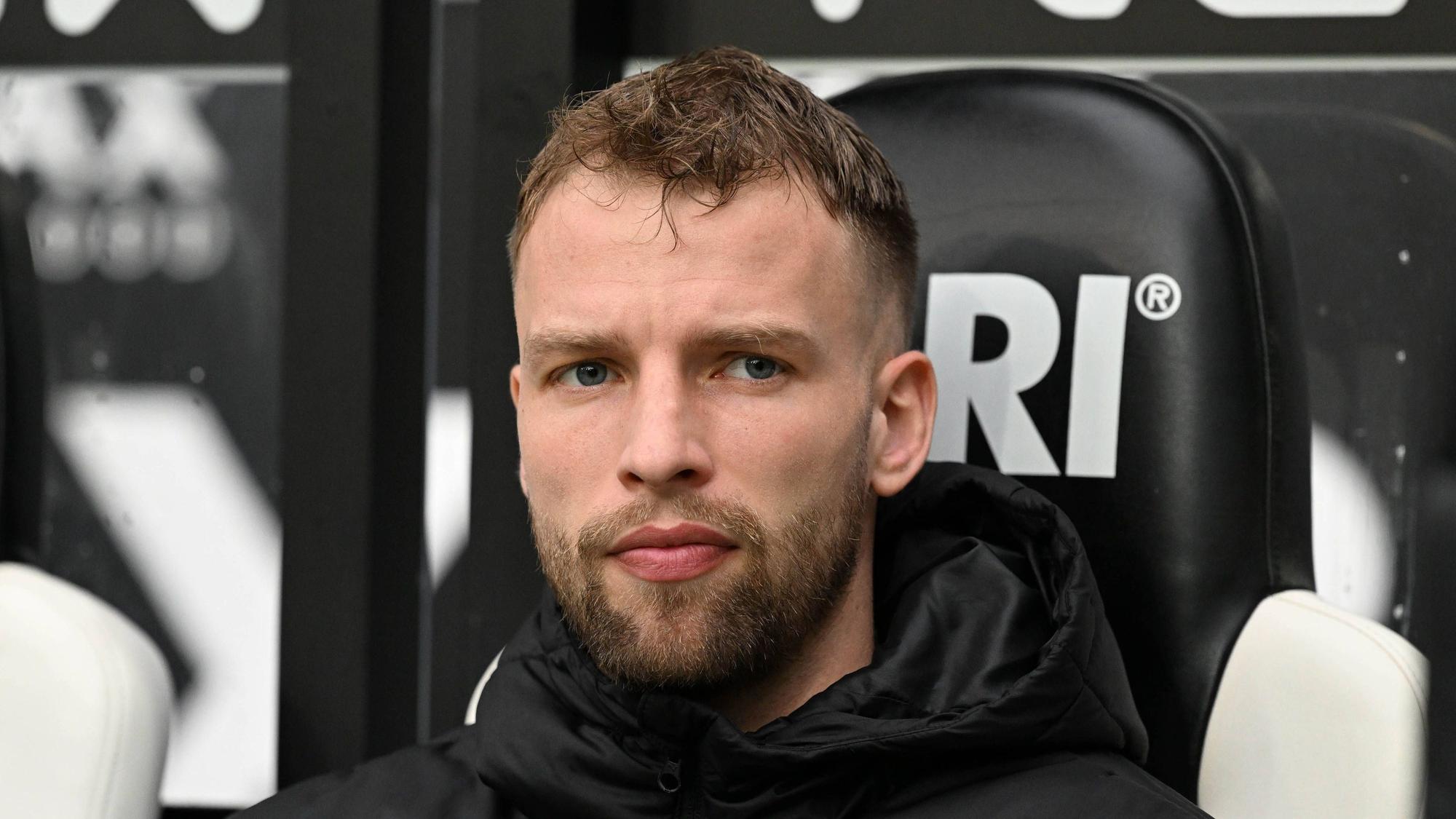 Marvin Friedrich sitzt vor dem Bundesliga-Spiel von Borussia Mönchengladbach gegen den FC Bayern München am 18. Februar 2023 auf der Ersatzbank im Borussia-Park.