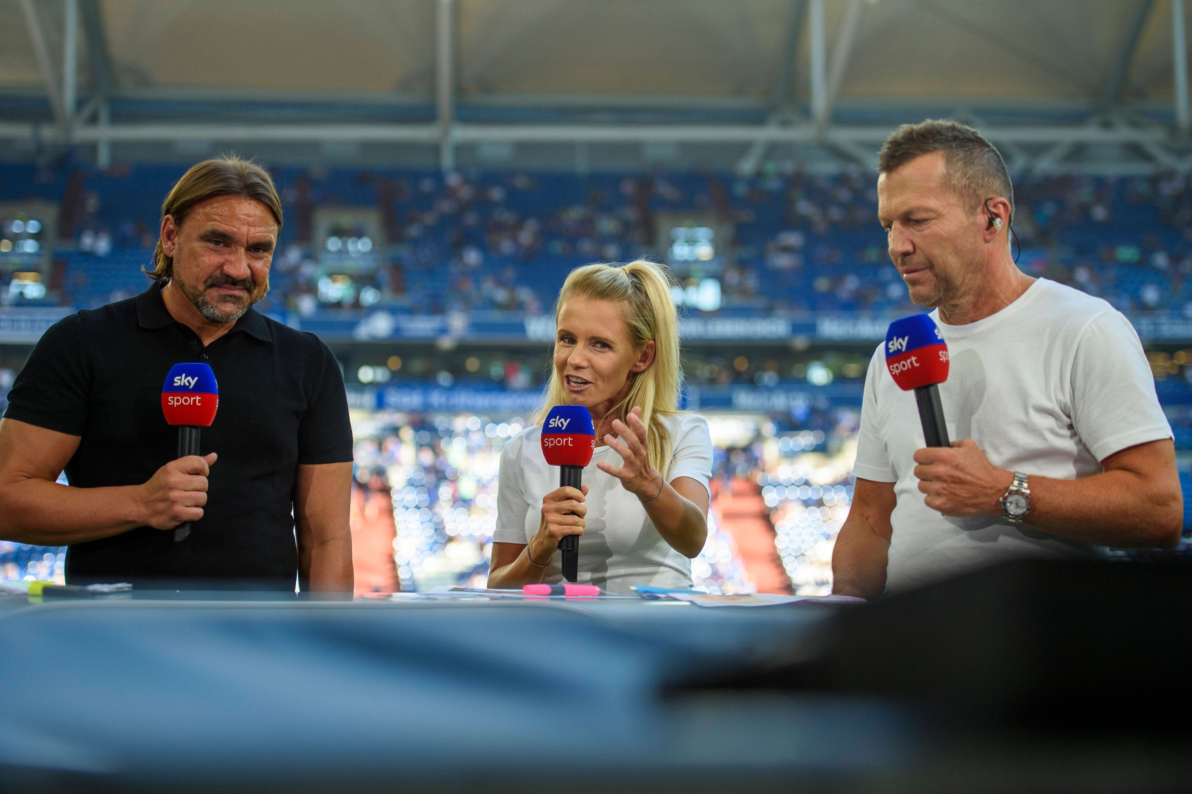 Daniel Farke (l.) und Lothar Matthäus (r.) hören vor dem Bundesliga-Spiel von Borussia Mönchengladbach beim FC Schalke 04 am 13. August 2022 der Analyse von Julia Simic bei einer Sky-Übertragung zu. Alle halten ein Mikrofon des Pay-TV-Senders in der Hand.