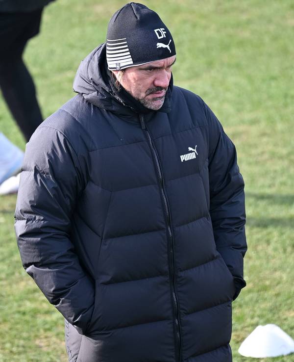 Daniel Farke, Trainer von Borussia Mönchengladbach, hier bei einer Trainingseinheit der Fohlen am 9. Februar 2023. Der Coach ist ganz in Schwarz gekleidet, trägt eine Mütze und schaut grimmig in die Ferne.