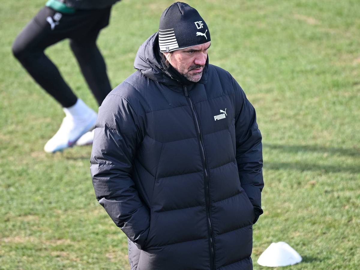 Daniel Farke, Trainer von Borussia Mönchengladbach, hier bei einer Trainingseinheit der Fohlen am 9. Februar 2023. Der Coach ist ganz in Schwarz gekleidet, trägt eine Mütze und schaut grimmig in die Ferne.
