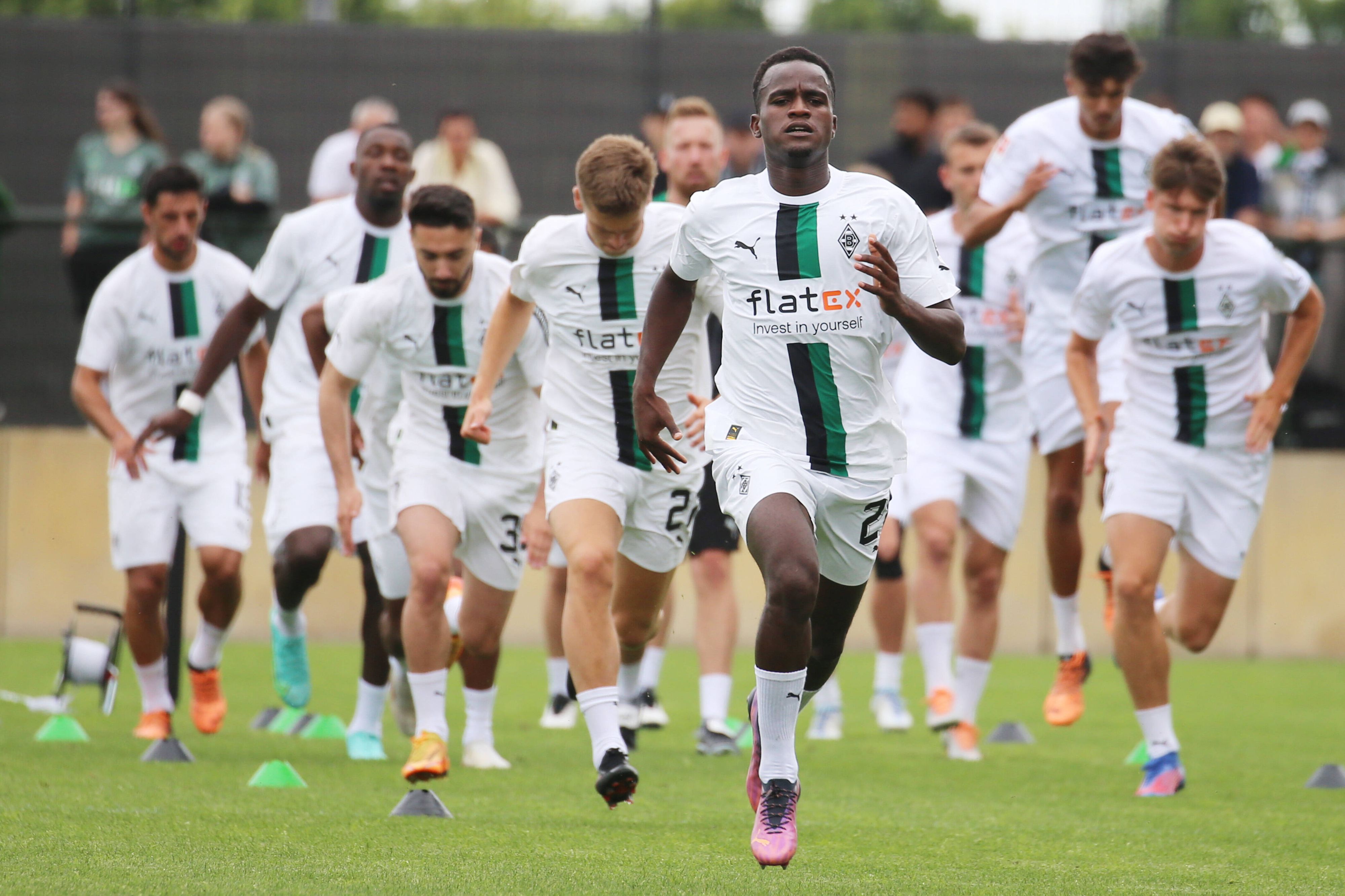 Beim Training von Borussia Mönchengladbach am 26. Juni 2022 im Borussia-Park absolvieren die Spieler eine Laufeinheit. Zahlreiche Gladbach-Spieler laufen dabei Famana Quizera hinterher, der im Bild-Vordergrund zu sehen ist.