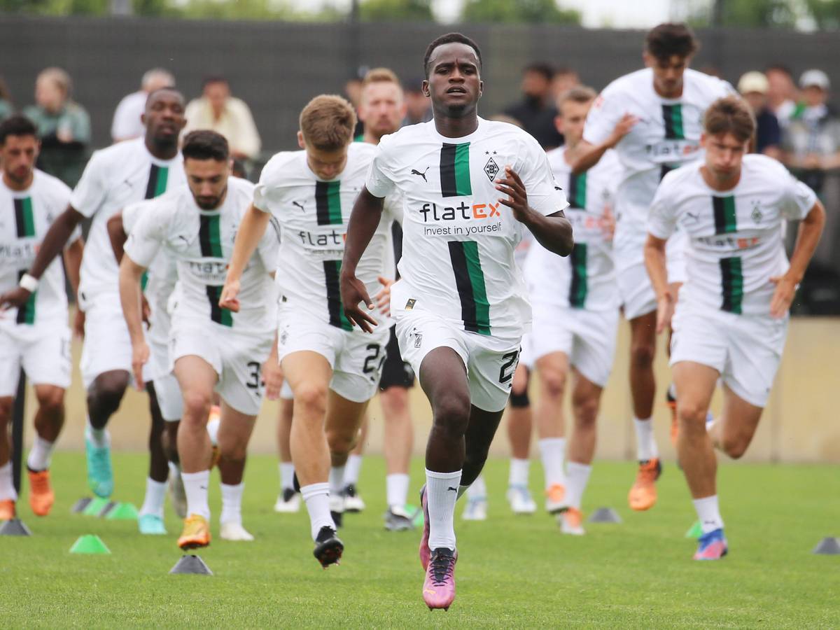 Beim Training von Borussia Mönchengladbach am 26. Juni 2022 im Borussia-Park absolvieren die Spieler eine Laufeinheit. Zahlreiche Gladbach-Spieler laufen dabei Famana Quizera hinterher, der im Bild-Vordergrund zu sehen ist.
