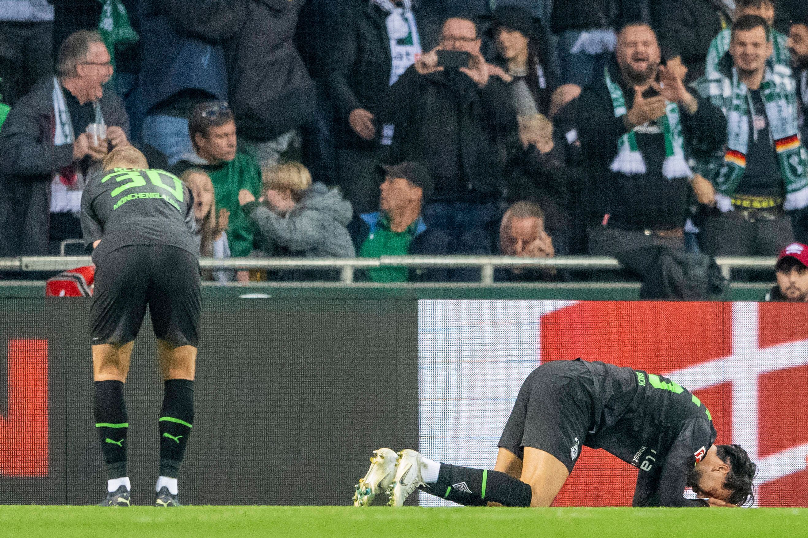 Ramy Bensebaini (r.) von Borussia Mönchengladbach geht nach einem Eigentor im Spiel bei Werder Bremen am 1. Oktober 2022 enttäuscht zu Boden. Auch Teamkollege Nico Elvedi wirkt nach dem zwischenzeitlichen Treffer zum 0:4 bei der 1:5-Klatsche niedergeschlagen.