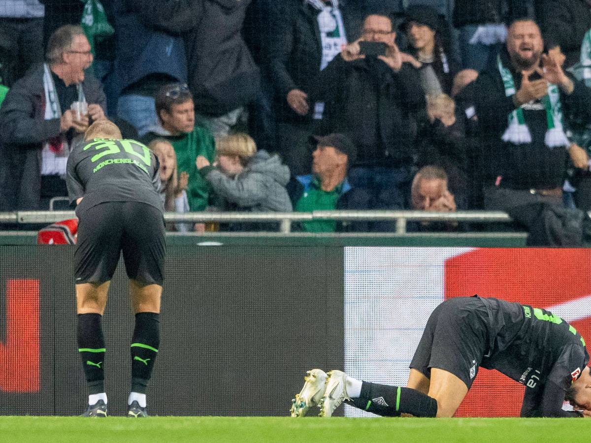 Ramy Bensebaini (r.) von Borussia Mönchengladbach geht nach einem Eigentor im Spiel bei Werder Bremen am 1. Oktober 2022 enttäuscht zu Boden. Auch Teamkollege Nico Elvedi wirkt nach dem zwischenzeitlichen Treffer zum 0:4 bei der 1:5-Klatsche niedergeschlagen.