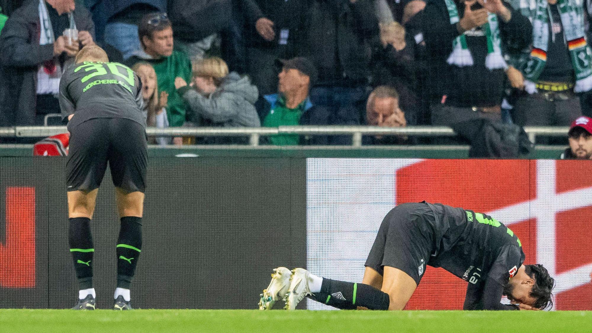 Ramy Bensebaini (r.) von Borussia Mönchengladbach geht nach einem Eigentor im Spiel bei Werder Bremen am 1. Oktober 2022 enttäuscht zu Boden. Auch Teamkollege Nico Elvedi wirkt nach dem zwischenzeitlichen Treffer zum 0:4 bei der 1:5-Klatsche niedergeschlagen.