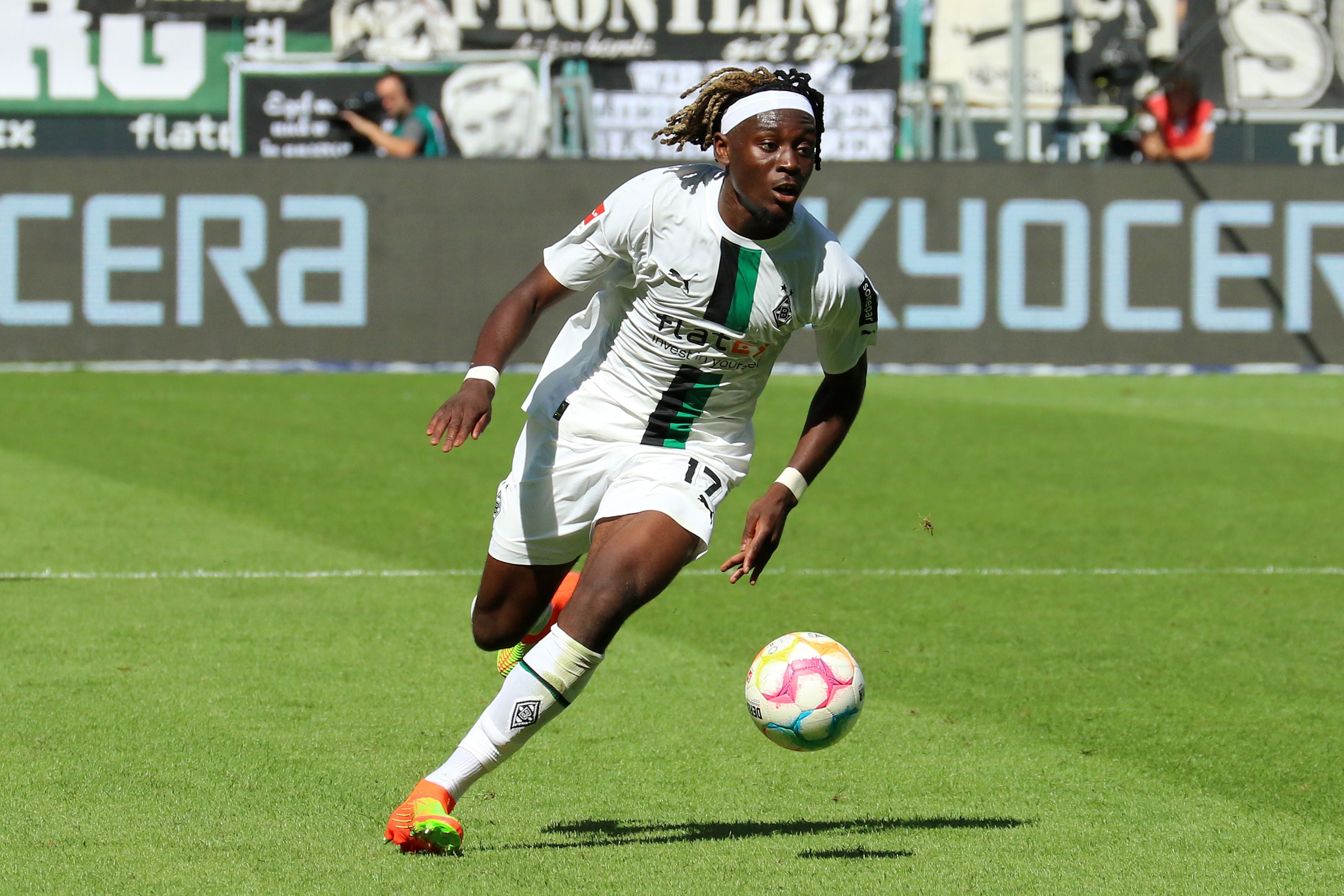 Manu Koné von Borussia Mönchengladbach, hier am 6. August 2022 beim Bundesliga-Spiel gegen die TSG 1899 Hoffenheim am Ball.