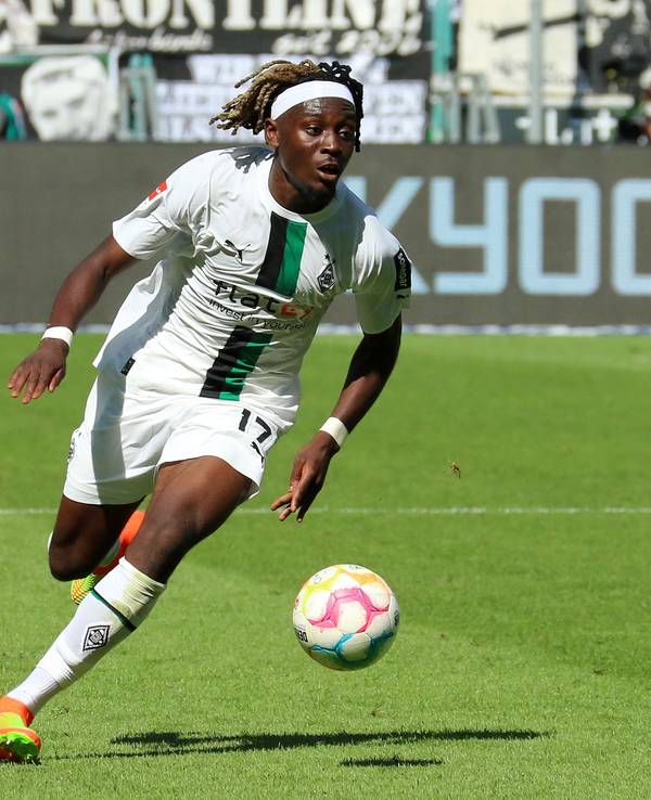 Manu Koné von Borussia Mönchengladbach, hier am 6. August 2022 beim Bundesliga-Spiel gegen die TSG 1899 Hoffenheim am Ball.