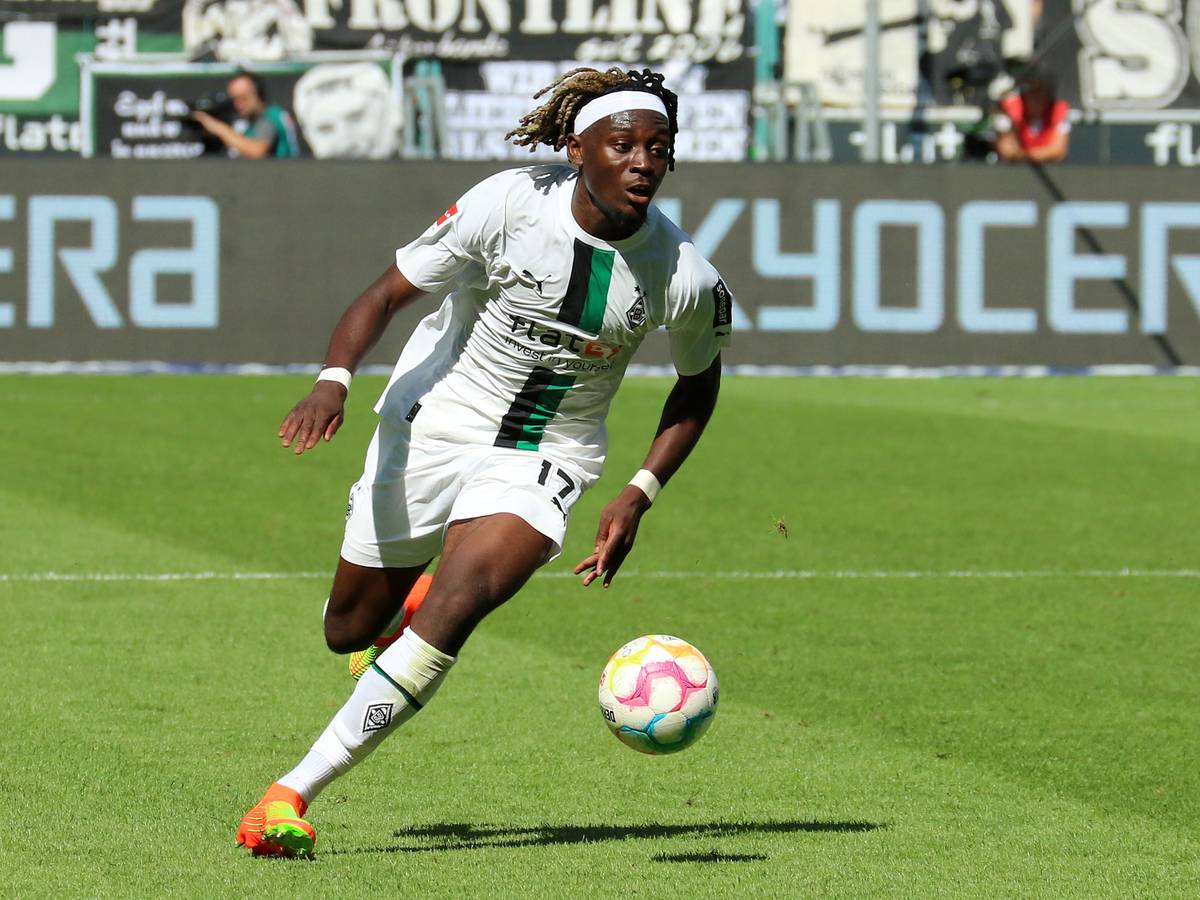 Manu Koné von Borussia Mönchengladbach, hier am 6. August 2022 beim Bundesliga-Spiel gegen die TSG 1899 Hoffenheim am Ball.