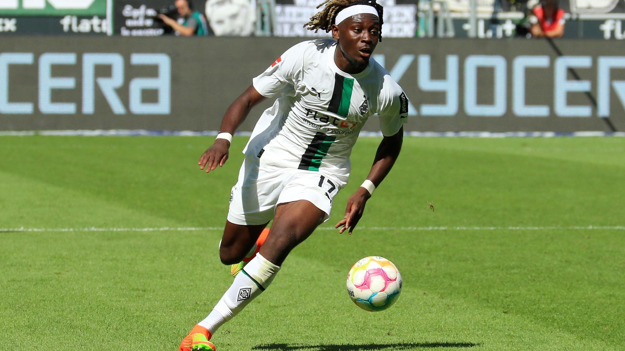 Manu Koné von Borussia Mönchengladbach, hier am 6. August 2022 beim Bundesliga-Spiel gegen die TSG 1899 Hoffenheim am Ball.