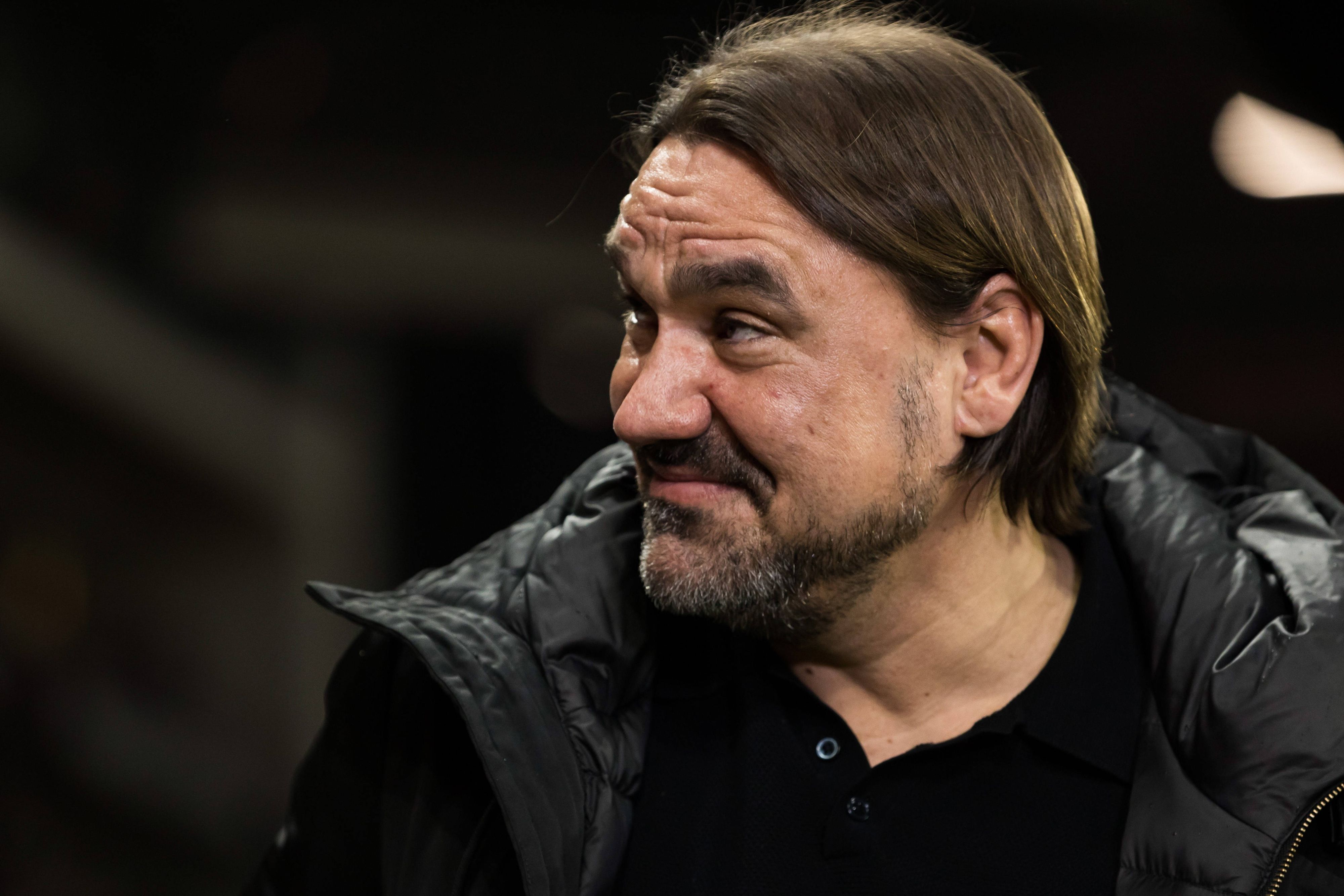 Daniel Farke, Trainer von Borussia Mönchengladbach, hier am 24. Februar 2023 vor der Partie beim 1. FSV Mainz 05 mit schelmischem Blick.