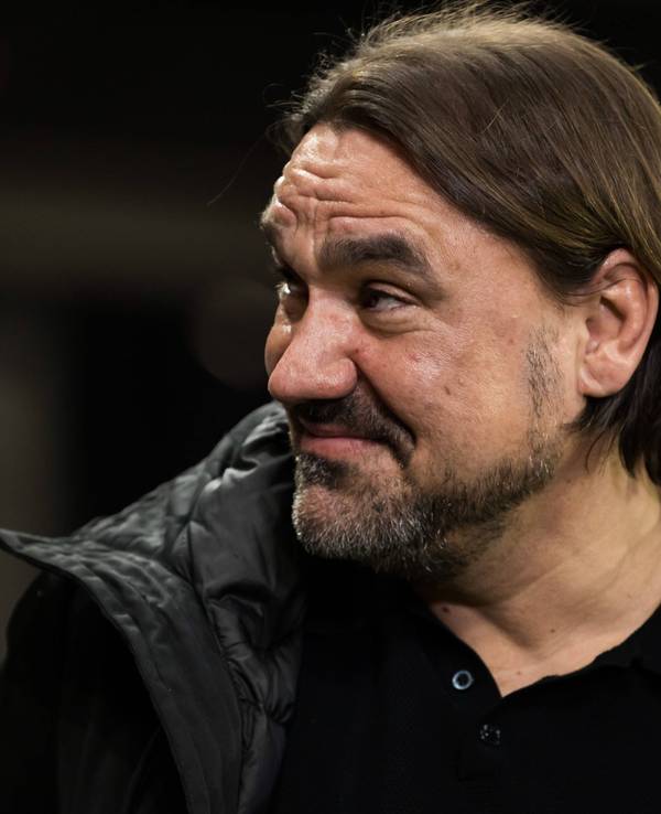 Daniel Farke, Trainer von Borussia Mönchengladbach, hier am 24. Februar 2023 vor der Partie beim 1. FSV Mainz 05 mit schelmischem Blick.
