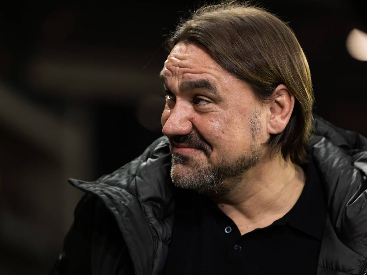 Daniel Farke, Trainer von Borussia Mönchengladbach, hier am 24. Februar 2023 vor der Partie beim 1. FSV Mainz 05 mit schelmischem Blick.