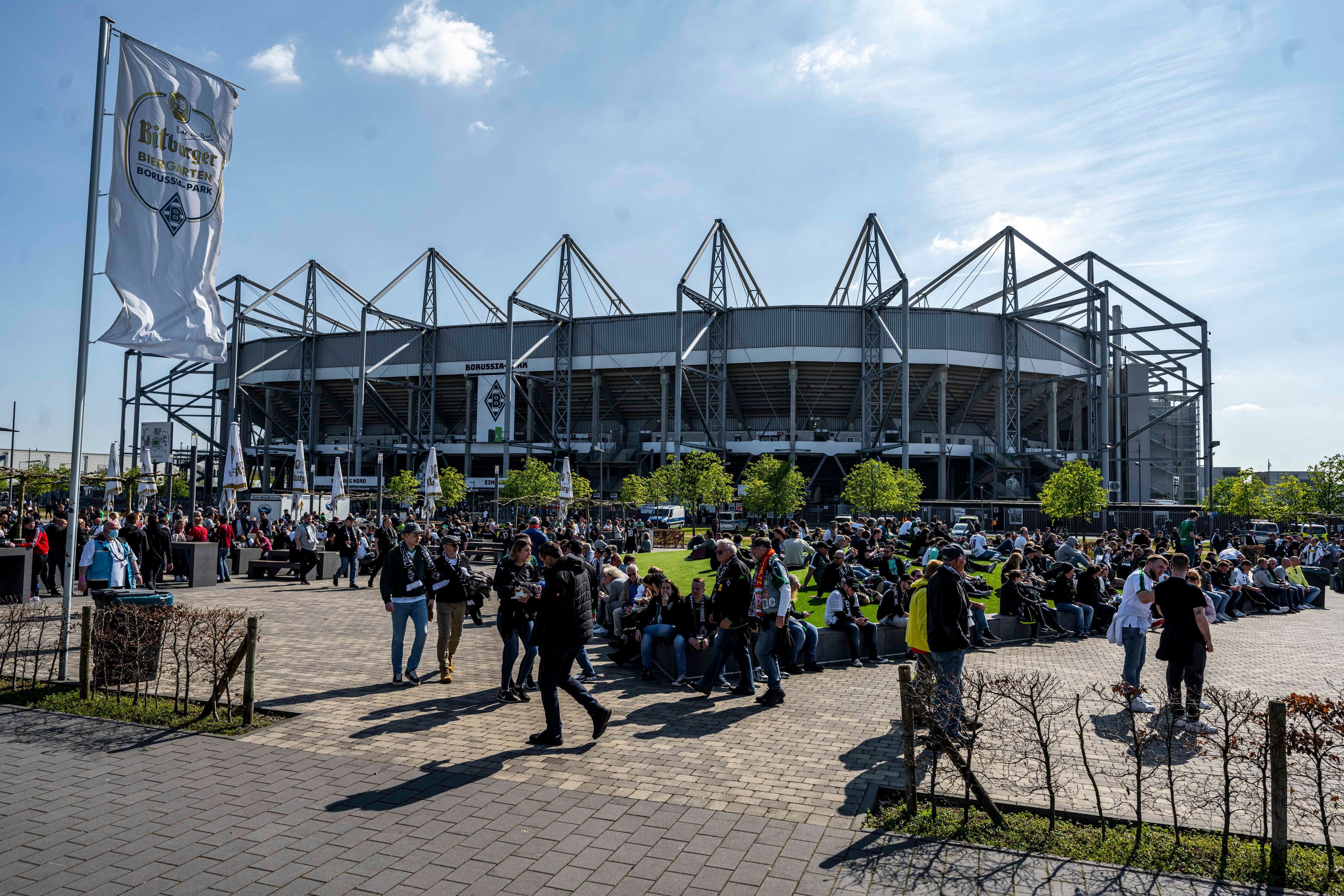 Der Bitburger-Biergarten hinter der Nordkurve des Stadions im Borussia-Park von Borussia Mönchengladbach. Dieses Symbolfoto stammt vom 16. April 2021.