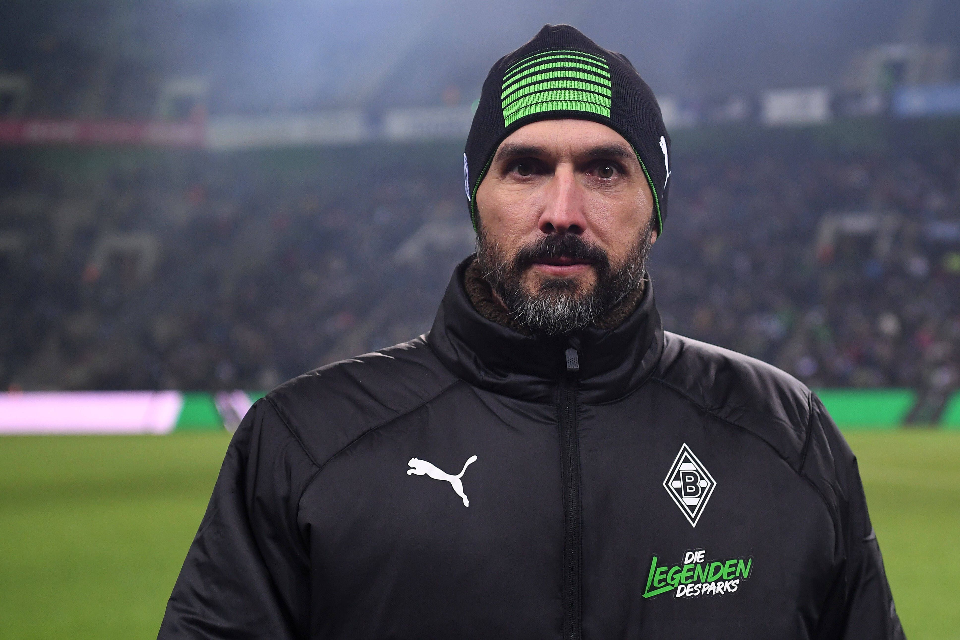 Martin Stranzl, ehemaliger Profi von Borussia Mönchengladbach, hier am 17. Dezember 2022 beim Legendenspiel im Borussia-Park, hat sich zu den schwankenden Leistungen seines Ex-Klubs geäußert – und Kritik geübt. Das Foto zeigt ihn in dicker Winterjacke und Mütze ernst in die Kamera schauend.