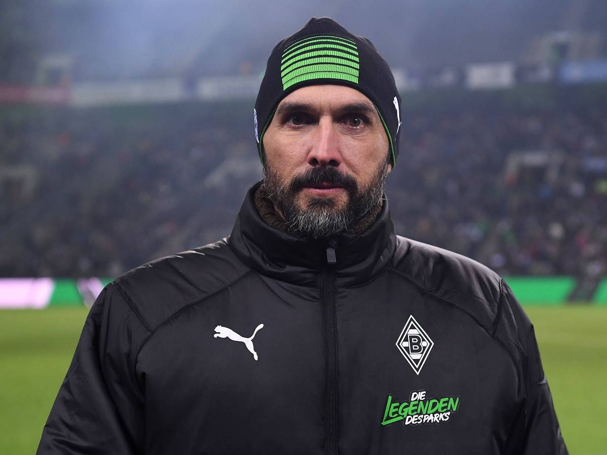 Martin Stranzl, ehemaliger Profi von Borussia Mönchengladbach, hier am 17. Dezember 2022 beim Legendenspiel im Borussia-Park, hat sich zu den schwankenden Leistungen seines Ex-Klubs geäußert – und Kritik geübt. Das Foto zeigt ihn in dicker Winterjacke und Mütze ernst in die Kamera schauend.