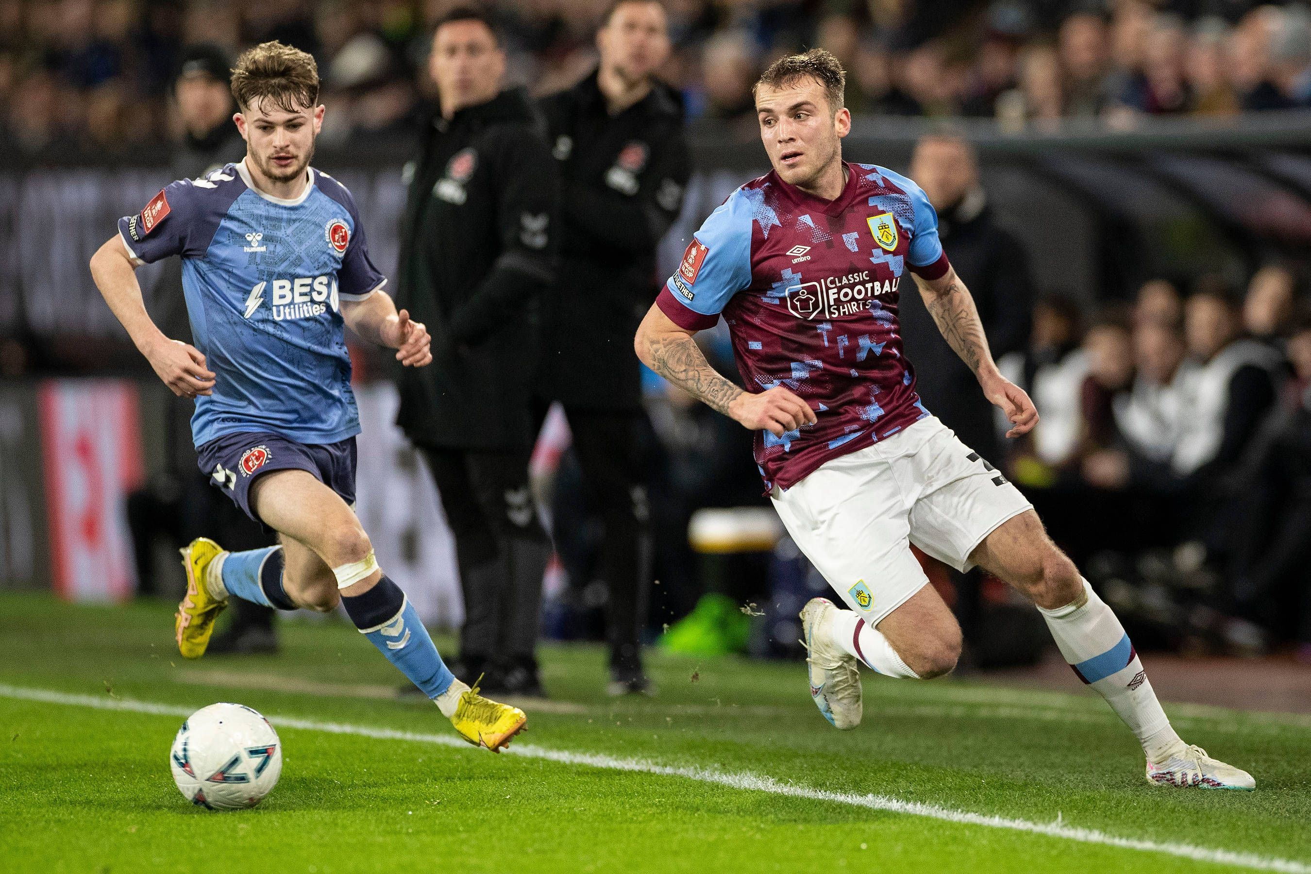 Gladbach hat Jordan Beyer (r.) an England-Klub FC Burnley verliehen. Auf diesem Foto ist der Verteidiger im Einsatz (1. März 2023) gegen Fleetwood Town zu sehen. Beyer hat den Ball im vollen Lauf im Blick, sein Gegenspieler läuft hinterher.