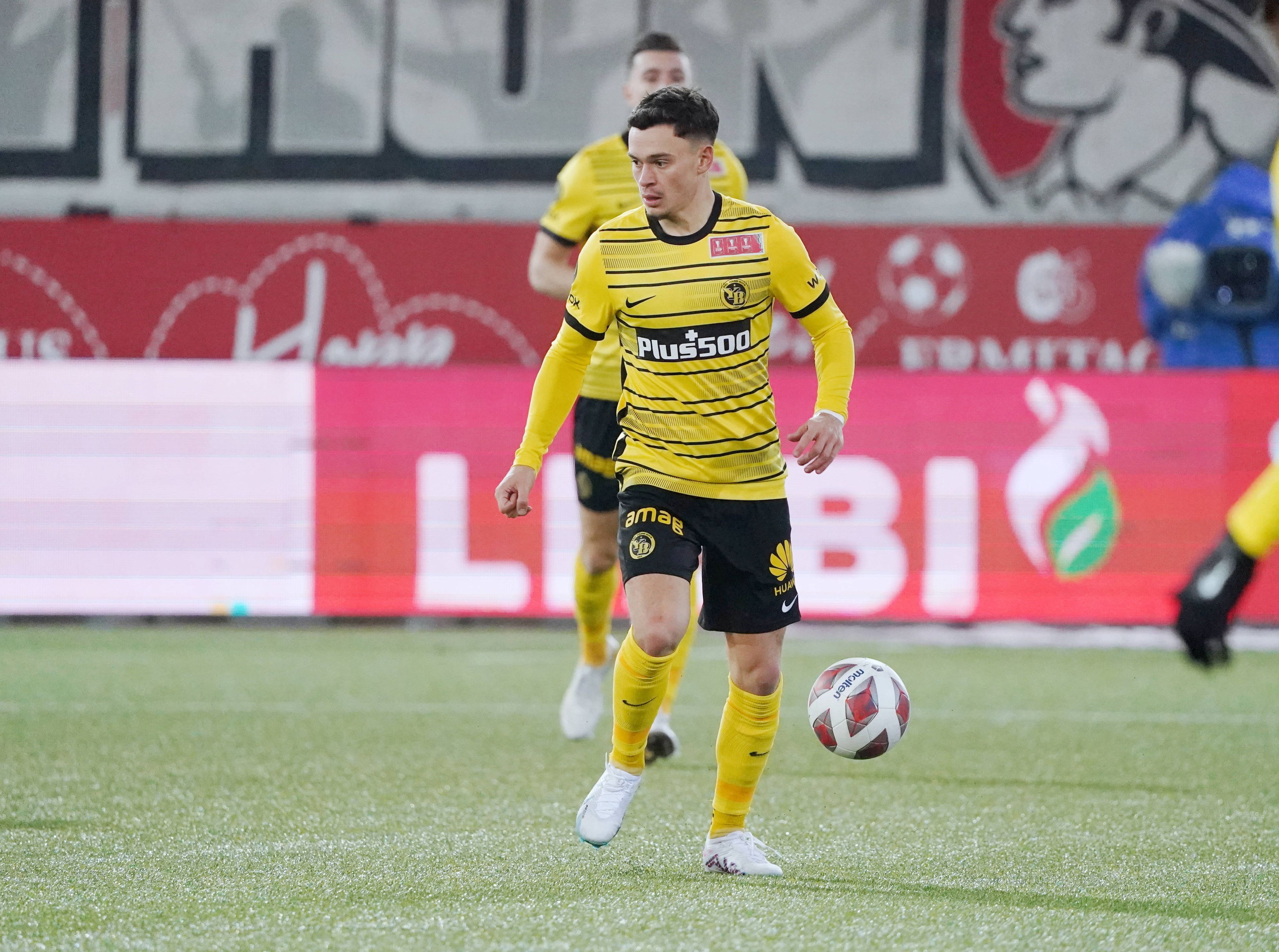 Der Schweizer Nationalspieler Fabian Rieder, hier im Trikot von BSC Young Boys Bern gegen den FC Thun (28. Februar 2023) zu sehen, ist angeblich als Zugang bei Borussia Mönchengladbach im Gespräch. Rieder hat den Ball vor sich und schaut sich nach einer Anspielstation um.