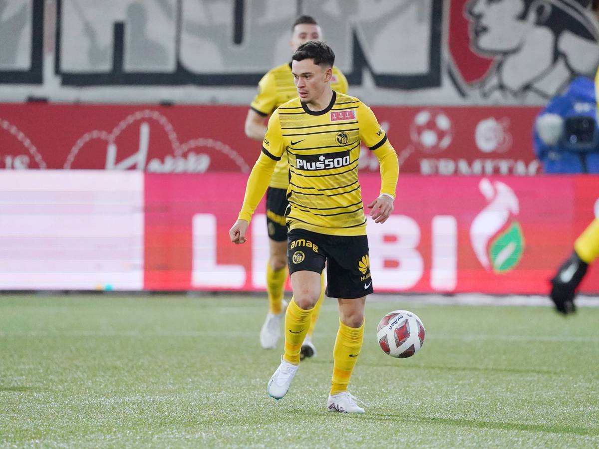 Der Schweizer Nationalspieler Fabian Rieder, hier im Trikot von BSC Young Boys Bern gegen den FC Thun (28. Februar 2023) zu sehen, ist angeblich als Zugang bei Borussia Mönchengladbach im Gespräch. Rieder hat den Ball vor sich und schaut sich nach einer Anspielstation um.