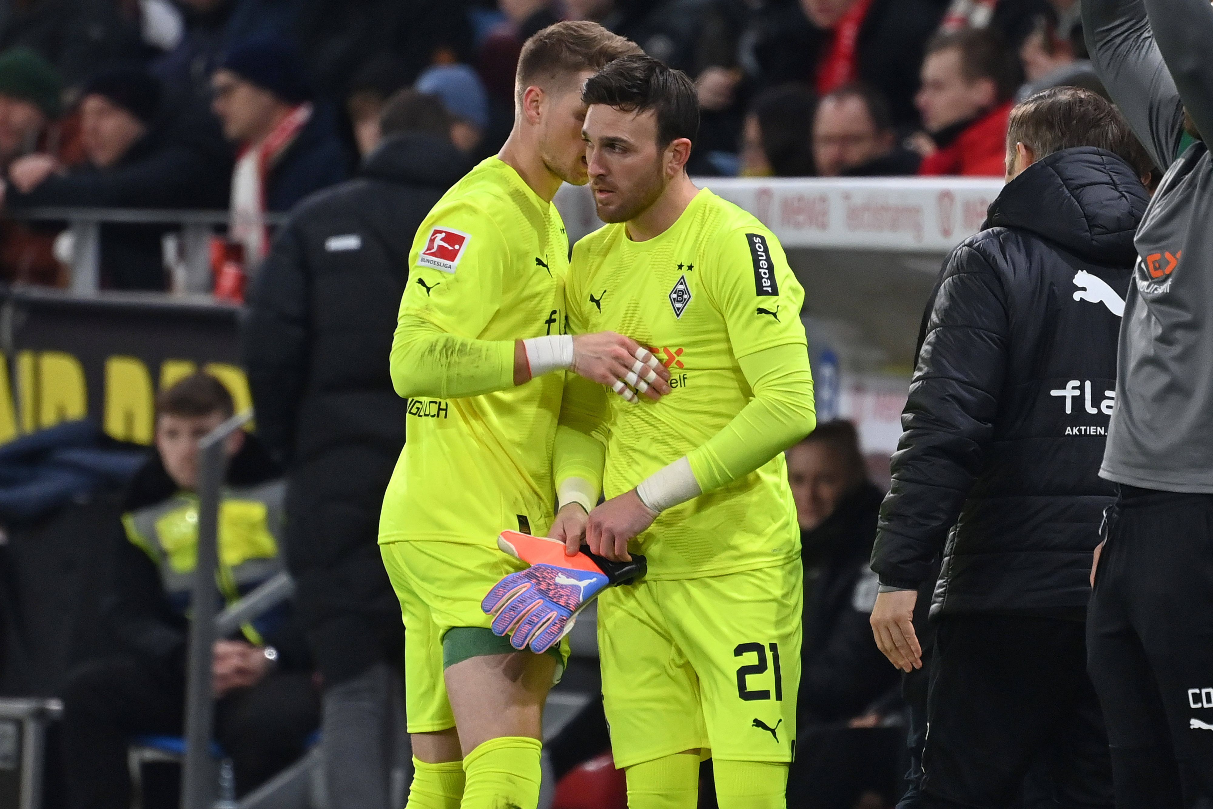 Gladbach hat vor dem Bundesliga-Duell (4. März 2023) gegen den SC Freiburg ein Torwart-Problem. Sehr wahrscheinlich fällt Jonas Omlin (l.) mit einer Blessur aus. Dafür rückt wohl die Nummer drei, Tobias Sippel (r.), ins Borussia-Tor. Auf diesem Bild sprechen sich Omlin und Sippel bei einer Auswechslung noch kurz miteinander ab.