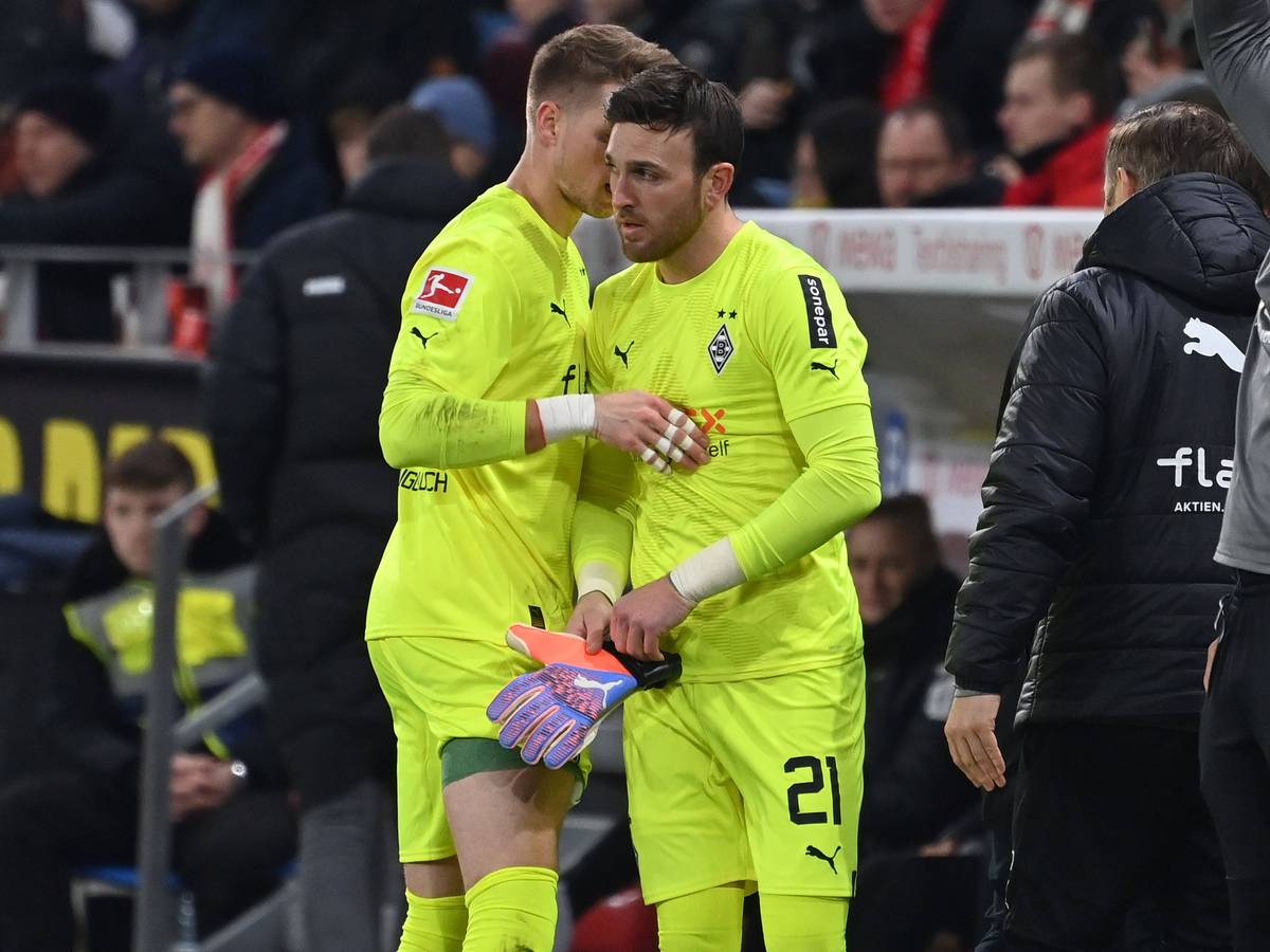 Gladbach hat vor dem Bundesliga-Duell (4. März 2023) gegen den SC Freiburg ein Torwart-Problem. Sehr wahrscheinlich fällt Jonas Omlin (l.) mit einer Blessur aus. Dafür rückt wohl die Nummer drei, Tobias Sippel (r.), ins Borussia-Tor. Auf diesem Bild sprechen sich Omlin und Sippel bei einer Auswechslung noch kurz miteinander ab.