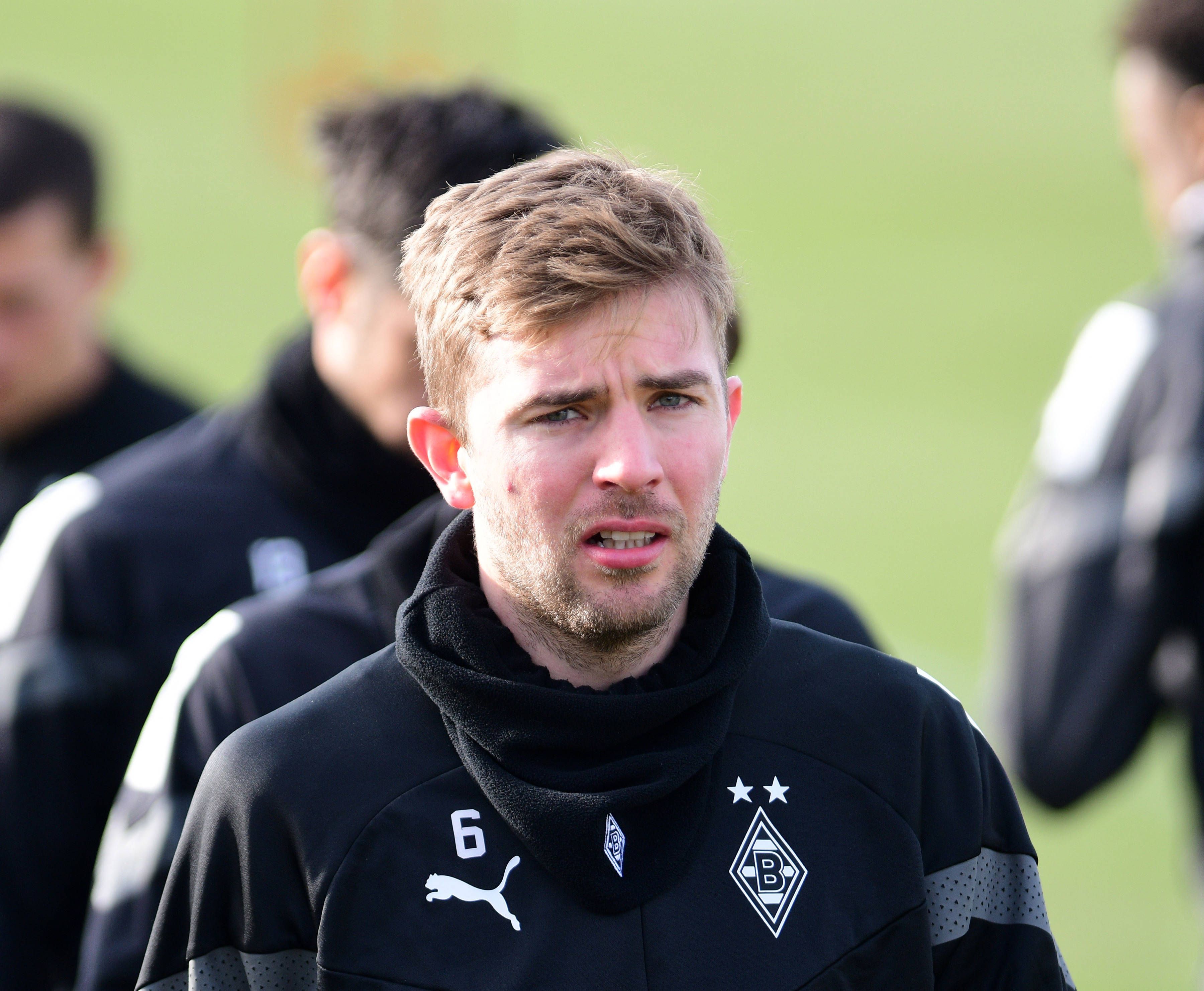 Christoph Kramer, Spieler von Borussia Mönchengladbach, hier bei einer Trainingseinheit am 9. Februar 2023 auf dem Trainingsplatz im Borussia-Park, skeptisch schauend.