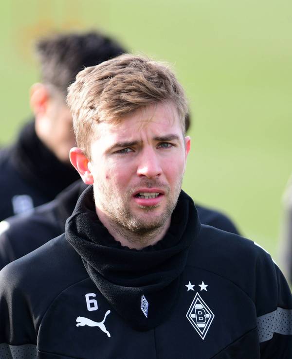 Christoph Kramer, Spieler von Borussia Mönchengladbach, hier bei einer Trainingseinheit am 9. Februar 2023 auf dem Trainingsplatz im Borussia-Park, skeptisch schauend.