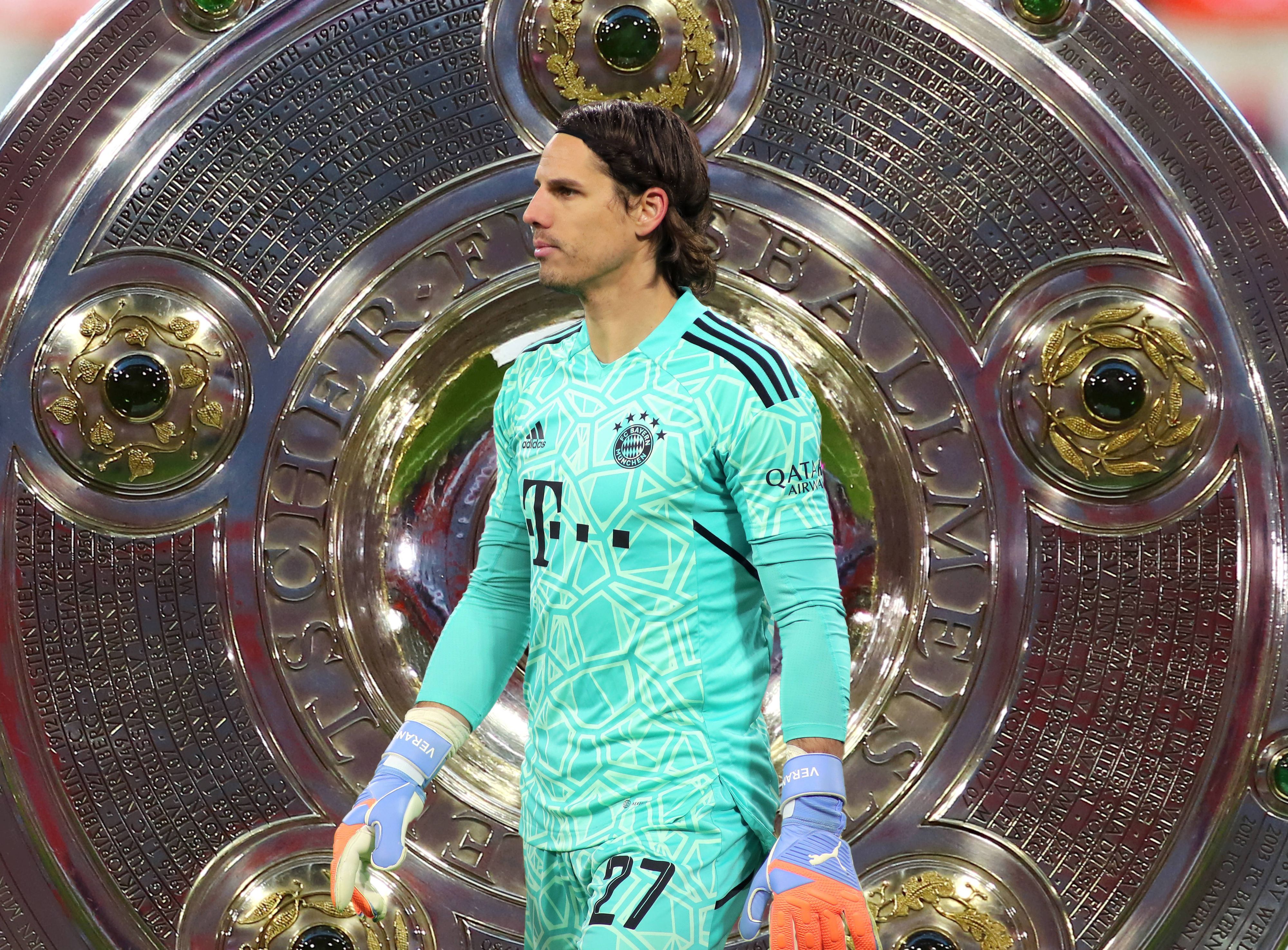 Dieses Symbolfoto vom 28. Februar 2023 zeigt den ehemaligen Gladbach-Torwart Yann Sommer im Trikot seines neuen Klubs Bayern München, im Hintergrund ist die Meisterschale zu sehen.