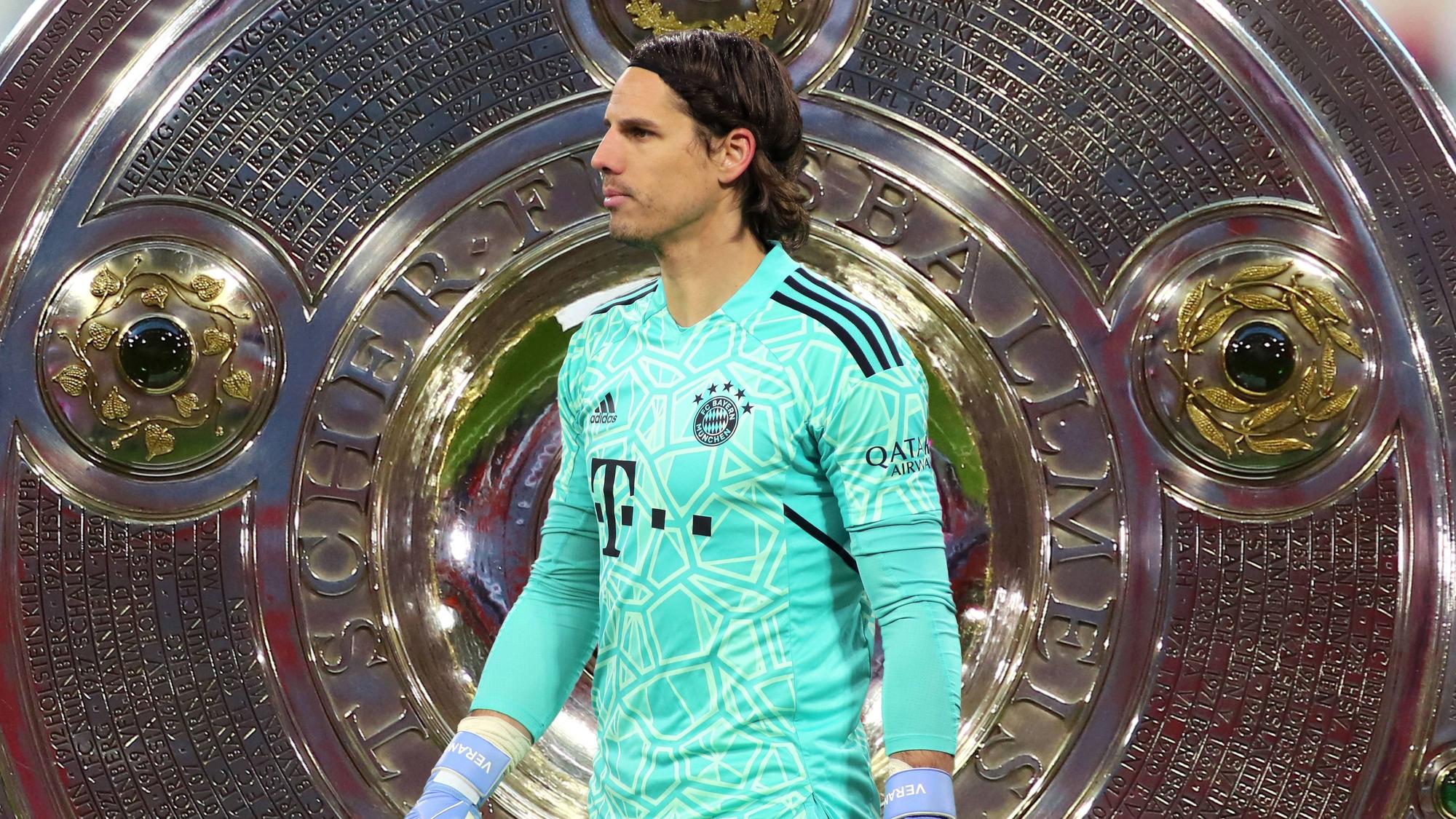 Dieses Symbolfoto vom 28. Februar 2023 zeigt den ehemaligen Gladbach-Torwart Yann Sommer im Trikot seines neuen Klubs Bayern München, im Hintergrund ist die Meisterschale zu sehen.