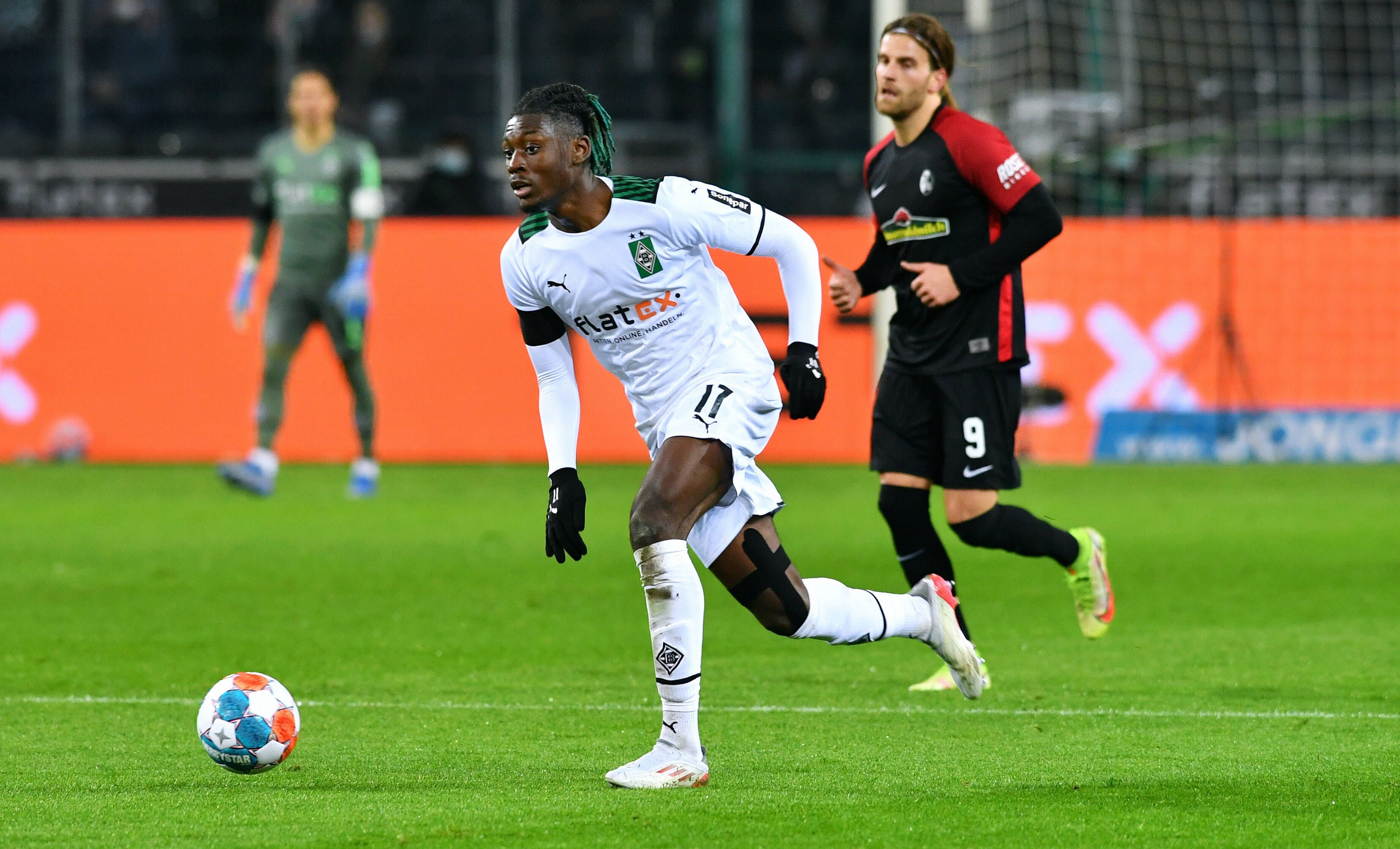 Manu Koné von Borussia Mönchengladbach trifft mit seinem Team am Samstag (4. März 2023) auf den SC Freiburg. Das Foto zeigt den Franzosen bei einem vergangenen Duell gegen die Breisgauer am 5. Dezember 2021.