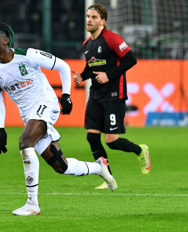 Manu Koné von Borussia Mönchengladbach trifft mit seinem Team am Samstag (4. März 2023) auf den SC Freiburg. Das Foto zeigt den Franzosen bei einem vergangenen Duell gegen die Breisgauer am 5. Dezember 2021.