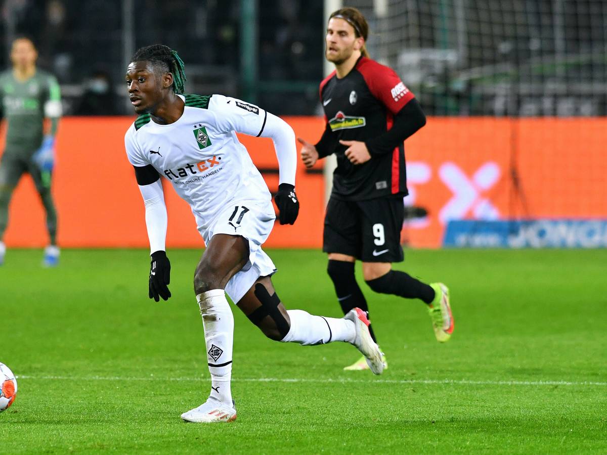 Manu Koné von Borussia Mönchengladbach trifft mit seinem Team am Samstag (4. März 2023) auf den SC Freiburg. Das Foto zeigt den Franzosen bei einem vergangenen Duell gegen die Breisgauer am 5. Dezember 2021.