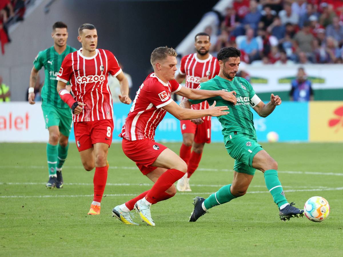 Am Samstag (4. März 2023/15.30 Uhr) trifft Borussia Mönchengladbach am 23. Bundesliga-Spieltag auf den SC Freiburg. das Foto zeigt SCF-Verteidiger Matthias Ginter (l.) im Duell mit Borussia-Kapitän Lars Stindl (r.) beim Hinrunden-Spiel am 11. September 2022.