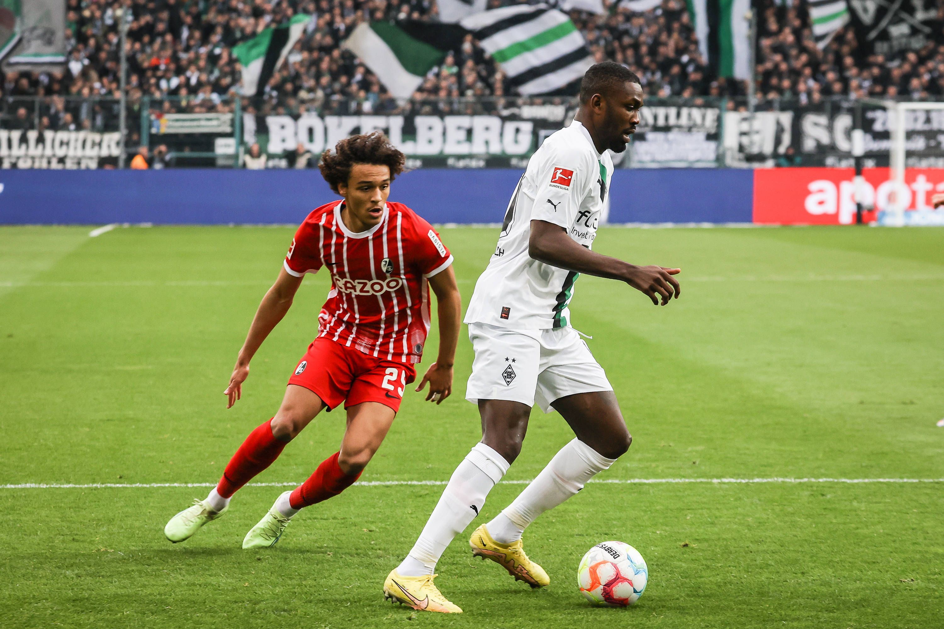 Borussia Mönchengladbach hat am Samstag (4. März 2023) 0:0 gegen den SC Freiburg gespielt. Das Foto zeigt SCF-Spieler Kiliann Sildillia (l.) im Laufduell mit Gladbachs Marcus Thuram (r.).