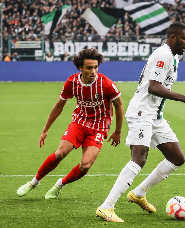 Borussia Mönchengladbach hat am Samstag (4. März 2023) 0:0 gegen den SC Freiburg gespielt. Das Foto zeigt SCF-Spieler Kiliann Sildillia (l.) im Laufduell mit Gladbachs Marcus Thuram (r.).