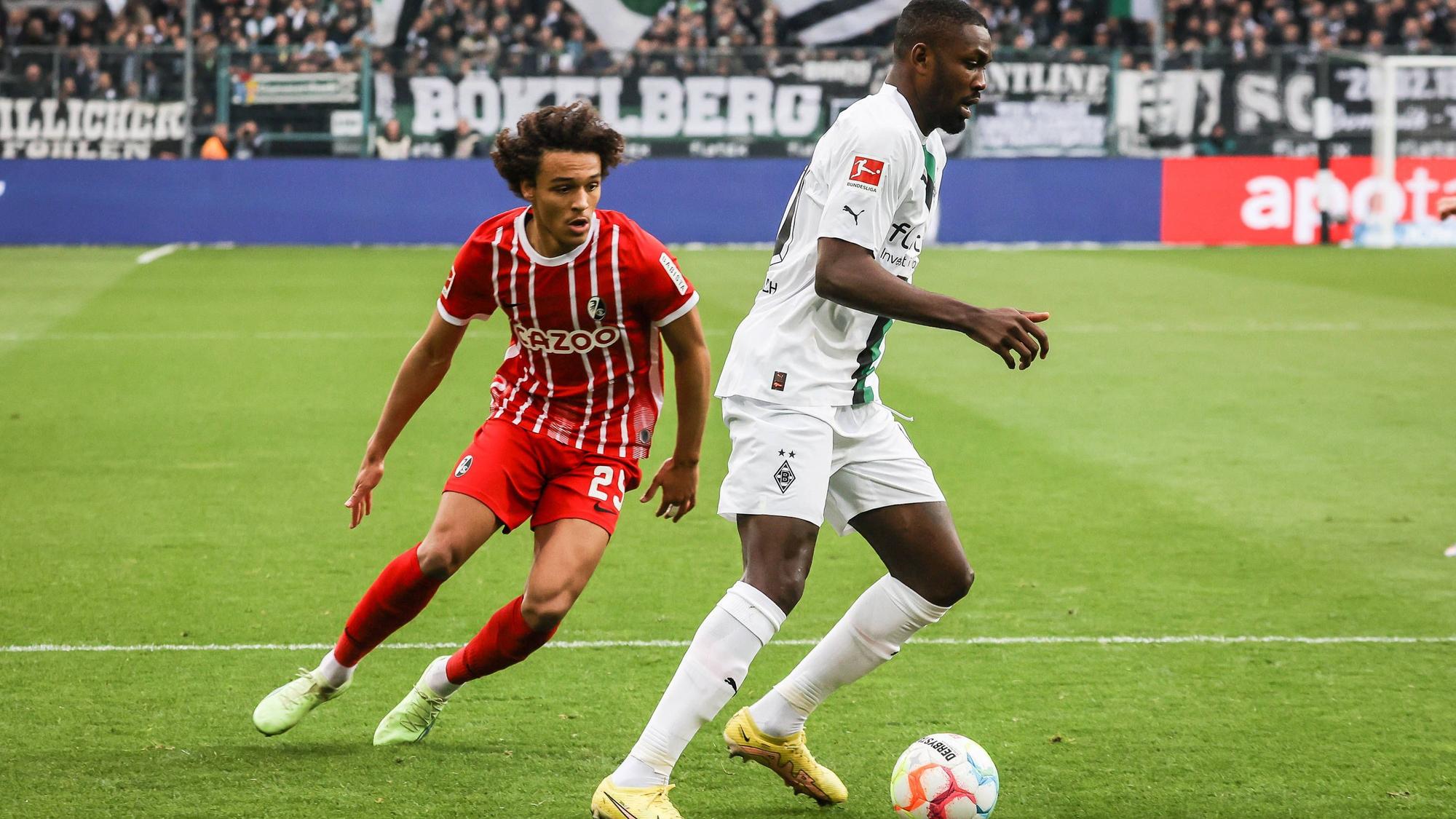 Borussia Mönchengladbach hat am Samstag (4. März 2023) 0:0 gegen den SC Freiburg gespielt. Das Foto zeigt SCF-Spieler Kiliann Sildillia (l.) im Laufduell mit Gladbachs Marcus Thuram (r.).