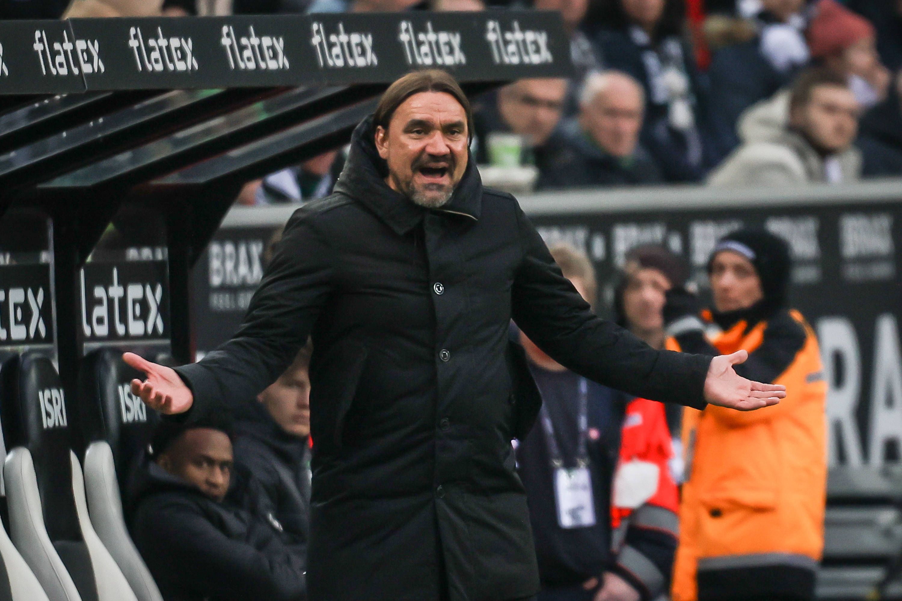 Gladbach-Trainer Daniel Farke zeigt seine Emotionen an der Seitenlinie. Hier zu sehen am Samstag (4. März 2023) während der Bundesliga-Partie im Borussia-Park gegen den SC Freiburg. Farke ruft etwas auf das Spielfeld und breitet die Arme aus.