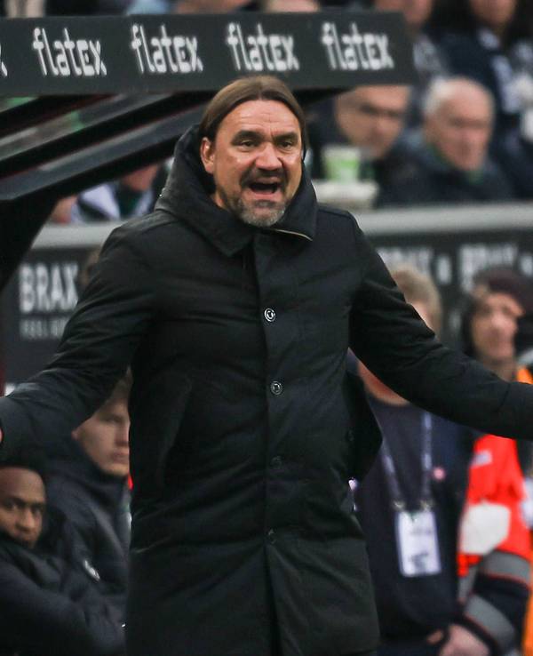 Gladbach-Trainer Daniel Farke zeigt seine Emotionen an der Seitenlinie. Hier zu sehen am Samstag (4. März 2023) während der Bundesliga-Partie im Borussia-Park gegen den SC Freiburg. Farke ruft etwas auf das Spielfeld und breitet die Arme aus.