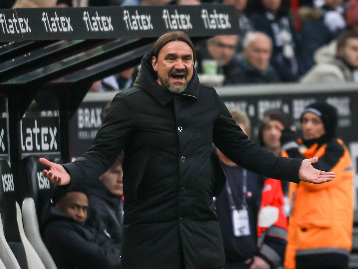 Gladbach-Trainer Daniel Farke zeigt seine Emotionen an der Seitenlinie. Hier zu sehen am Samstag (4. März 2023) während der Bundesliga-Partie im Borussia-Park gegen den SC Freiburg. Farke ruft etwas auf das Spielfeld und breitet die Arme aus.