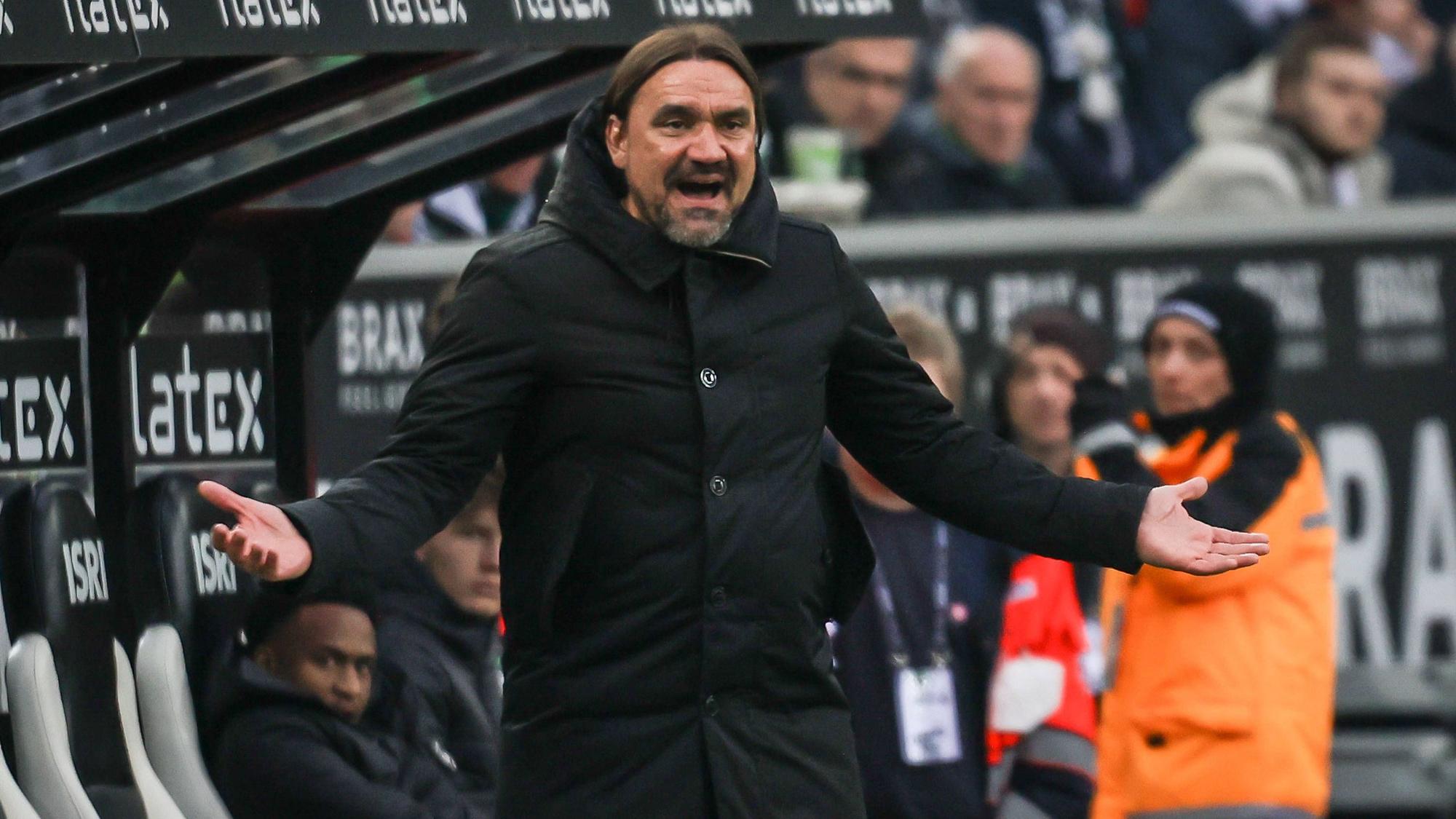 Gladbach-Trainer Daniel Farke zeigt seine Emotionen an der Seitenlinie. Hier zu sehen am Samstag (4. März 2023) während der Bundesliga-Partie im Borussia-Park gegen den SC Freiburg. Farke ruft etwas auf das Spielfeld und breitet die Arme aus.