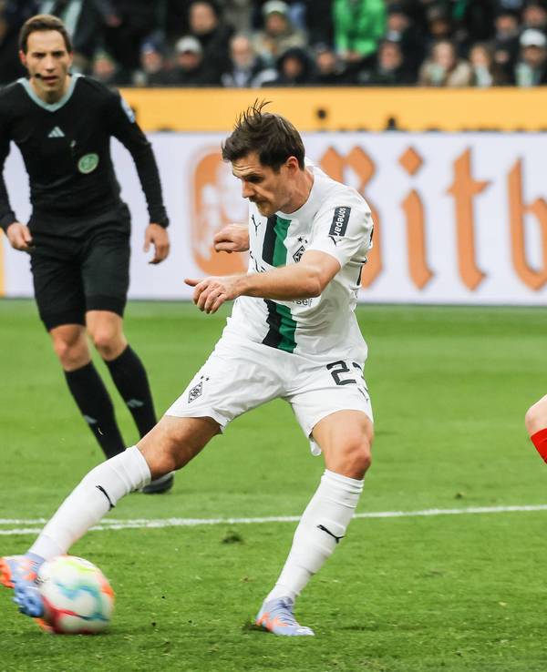 Gladbach-Star Jonas Hofmann (l.) im Zweikampf mit Matthias Ginter (r.) vom SC Freiburg während der Bundesliga-Partie am Samstag (4. März 2023) im Borussia-Park. Hofmann schießt mit rechts.