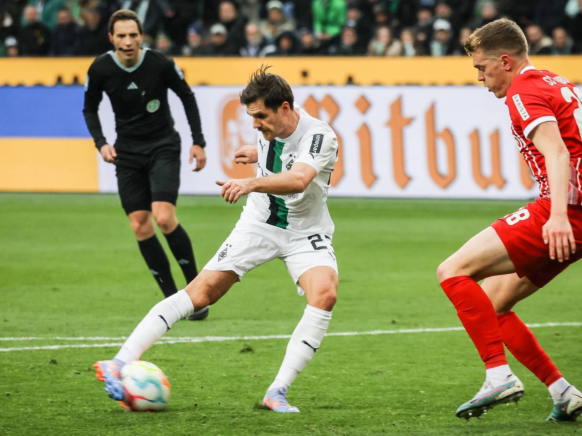 Gladbach-Star Jonas Hofmann (l.) im Zweikampf mit Matthias Ginter (r.) vom SC Freiburg während der Bundesliga-Partie am Samstag (4. März 2023) im Borussia-Park. Hofmann schießt mit rechts.