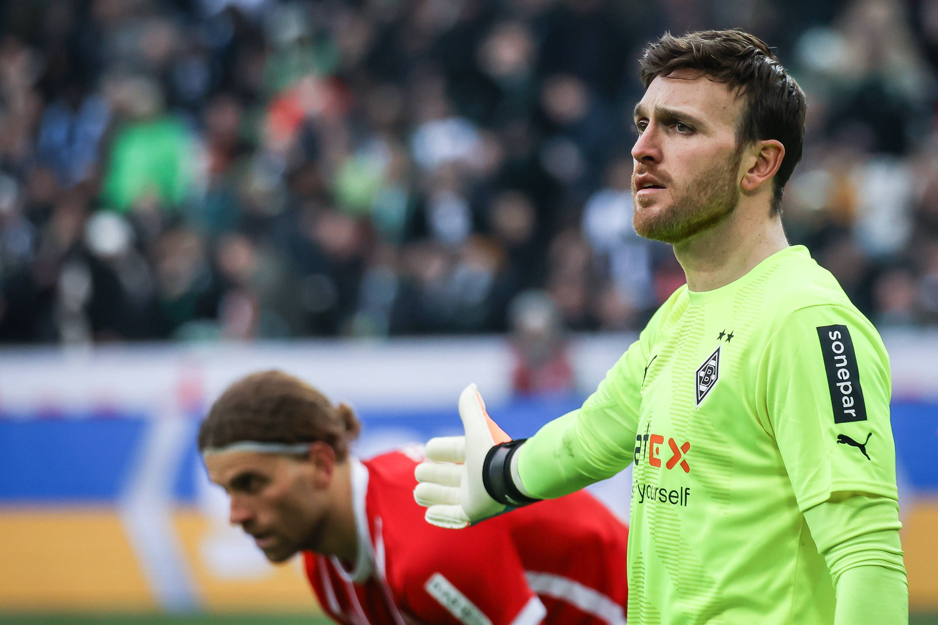 Tobias Sippel (r.), Torwart von Borussia Mönchengladbach, auf diesem Bild am 4. März 2023 während des Bundesliga-Duells gegen den SC Freiburg im Borussia-Park zu sehen. Sippel macht eine Geste mit seinem rechten Arm.