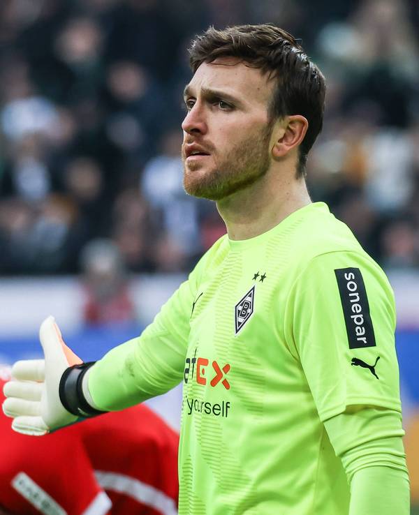 Tobias Sippel (r.), Torwart von Borussia Mönchengladbach, auf diesem Bild am 4. März 2023 während des Bundesliga-Duells gegen den SC Freiburg im Borussia-Park zu sehen. Sippel macht eine Geste mit seinem rechten Arm.
