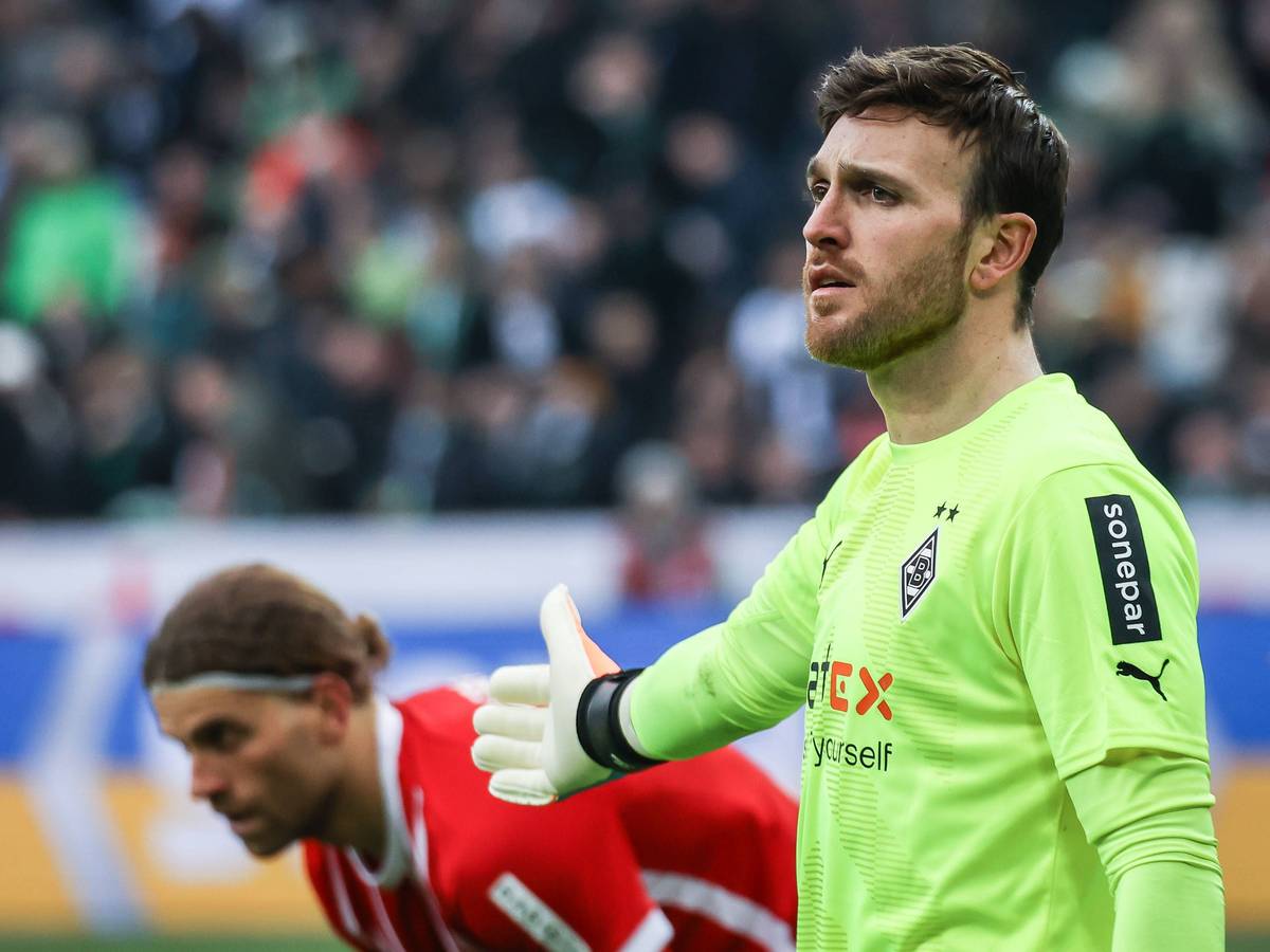 Tobias Sippel (r.), Torwart von Borussia Mönchengladbach, auf diesem Bild am 4. März 2023 während des Bundesliga-Duells gegen den SC Freiburg im Borussia-Park zu sehen. Sippel macht eine Geste mit seinem rechten Arm.